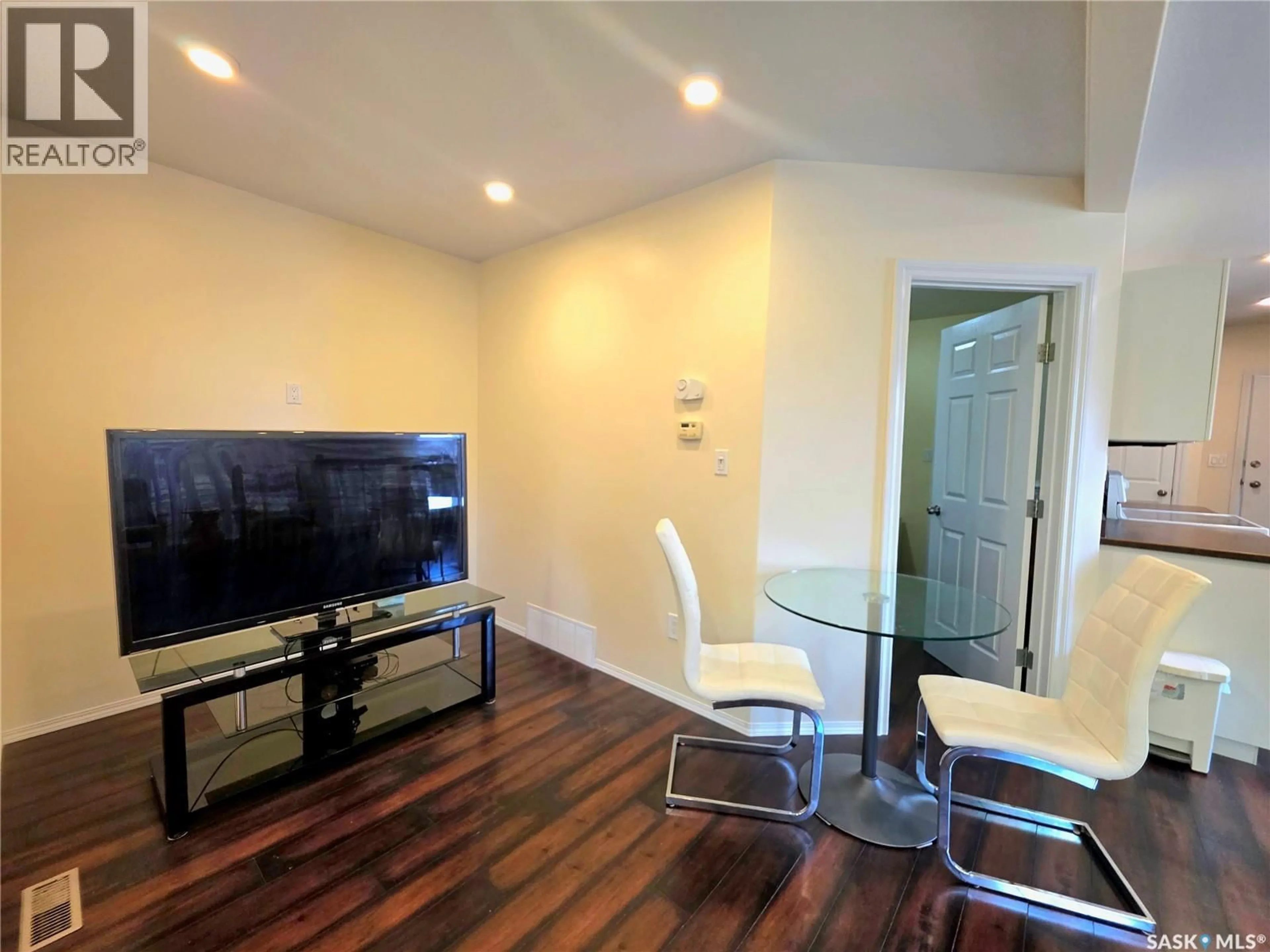 A pic of a room for 802 O AVENUE, Saskatoon Saskatchewan S7M2S7