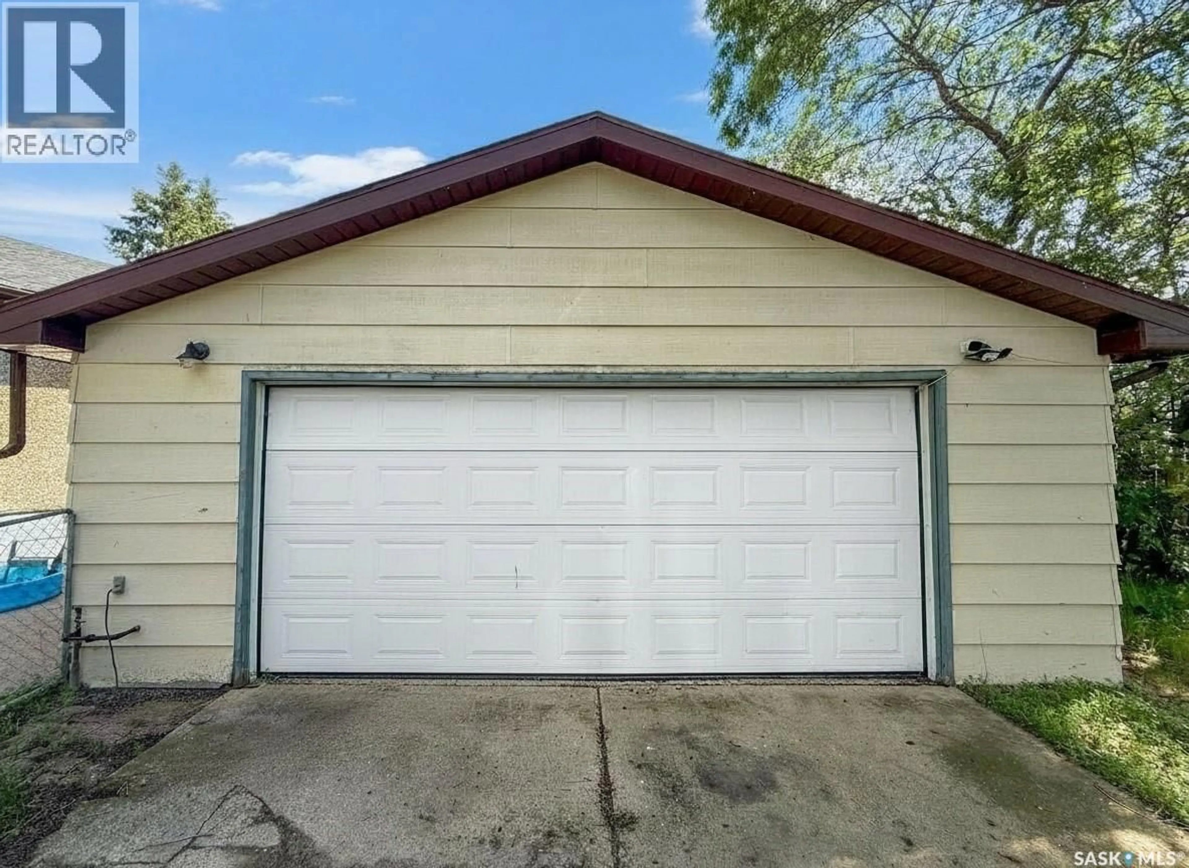 Indoor garage for 1700 15TH AVENUE, Prince Albert Saskatchewan S6V5P3