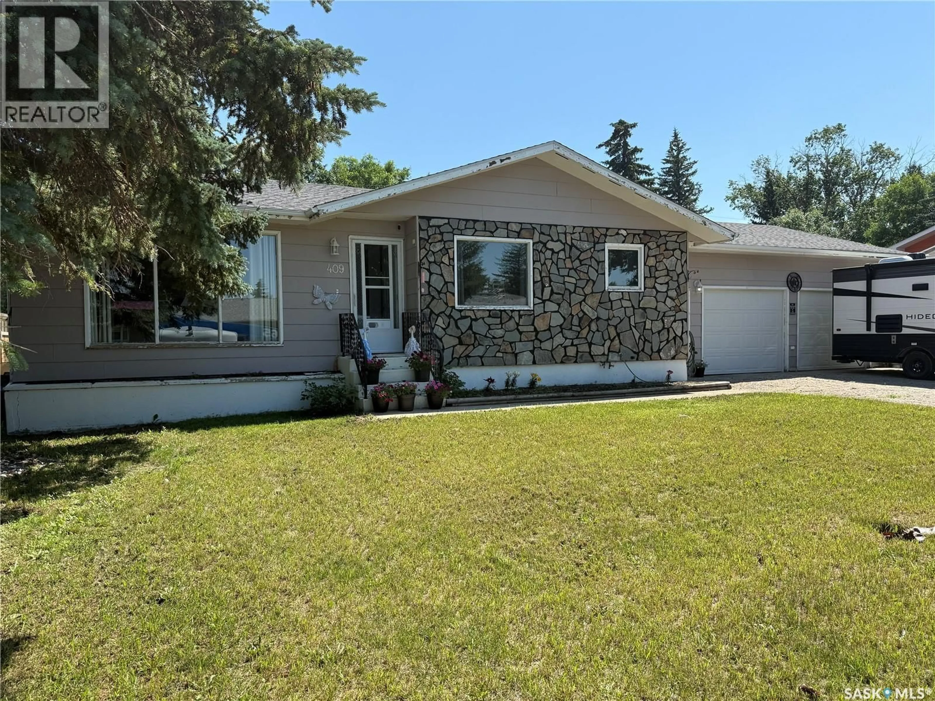 Home with vinyl exterior material, street for 409 MCKAY STREET, Radville Saskatchewan S0C2G0
