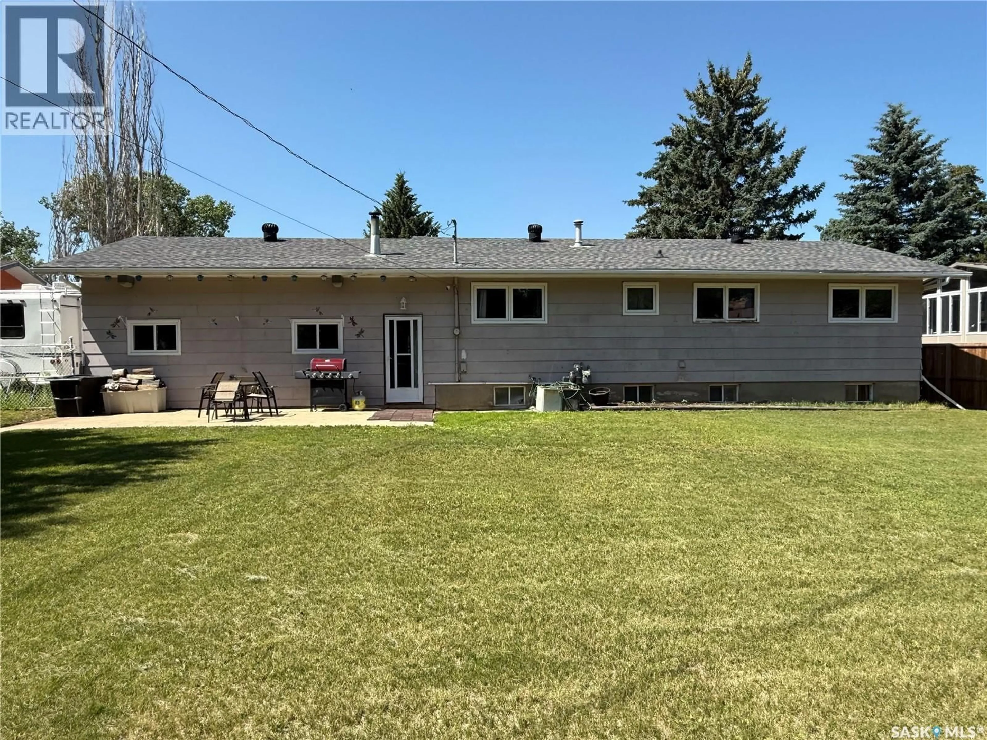 A pic from outside/outdoor area/front of a property/back of a property/a pic from drone, street for 409 MCKAY STREET, Radville Saskatchewan S0C2G0