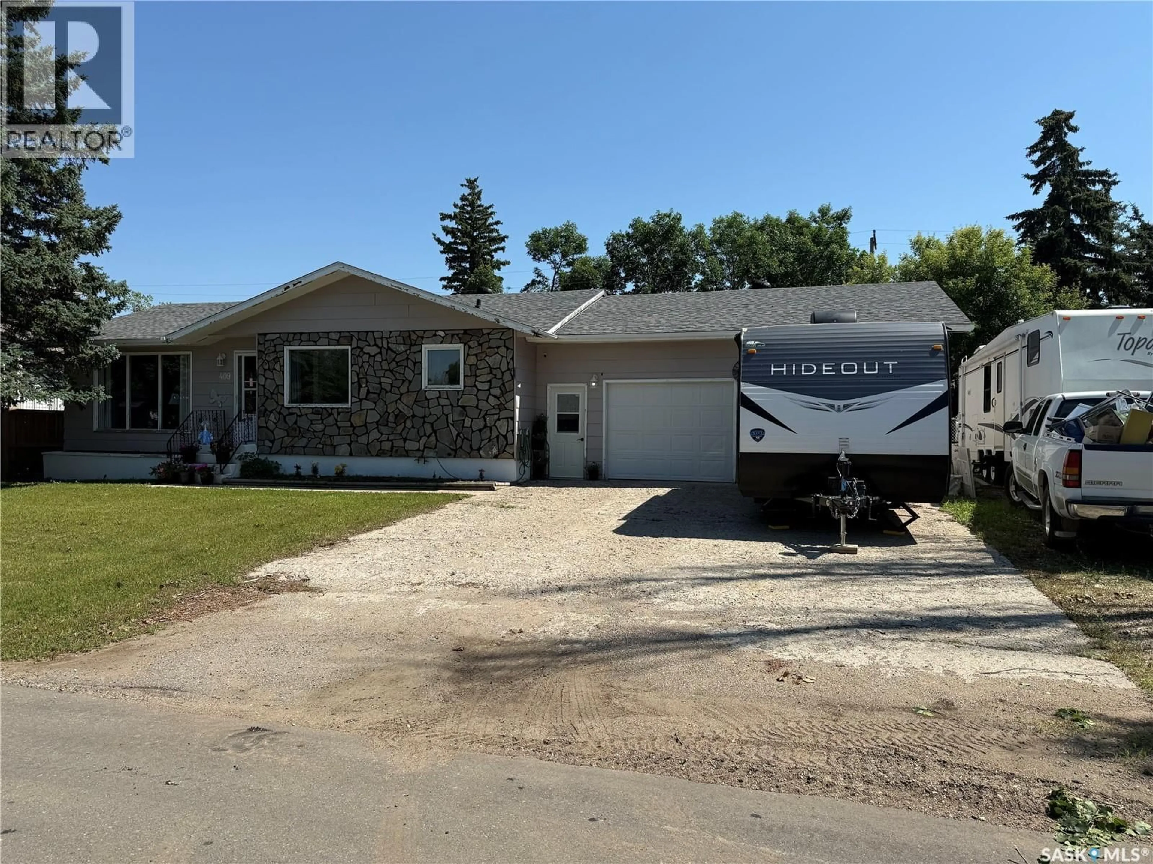 Home with vinyl exterior material, street for 409 MCKAY STREET, Radville Saskatchewan S0C2G0