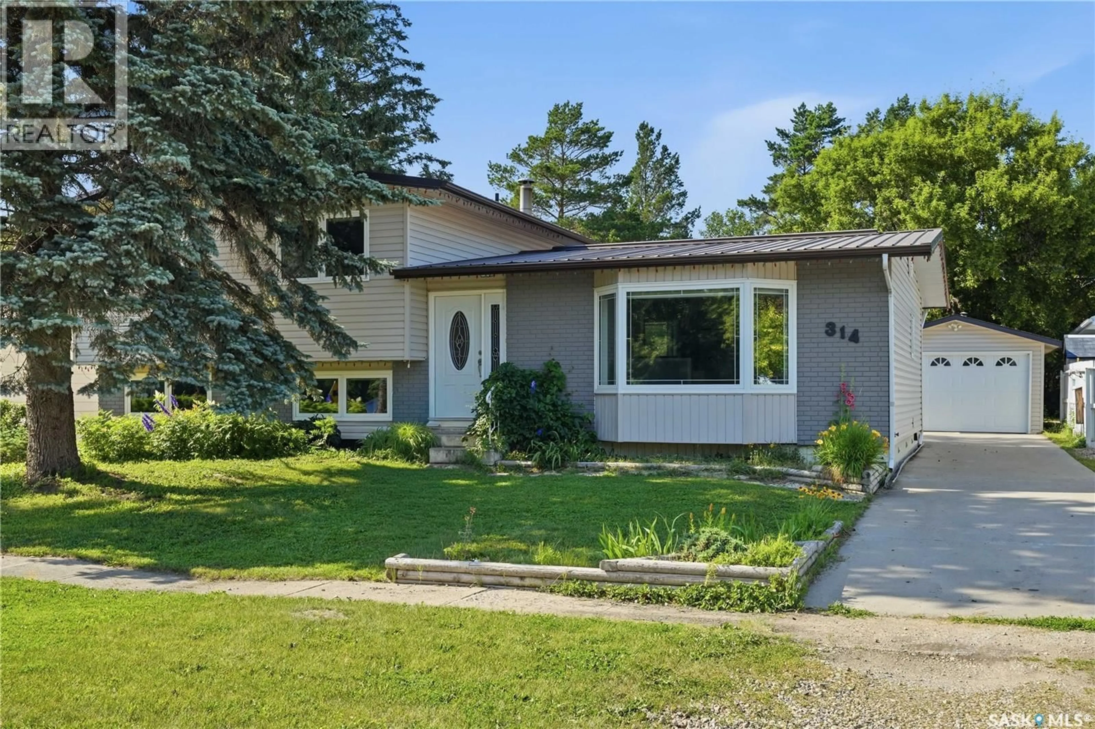Home with vinyl exterior material, street for 314 GASTLE STREET, Strasbourg Saskatchewan S0G4V0