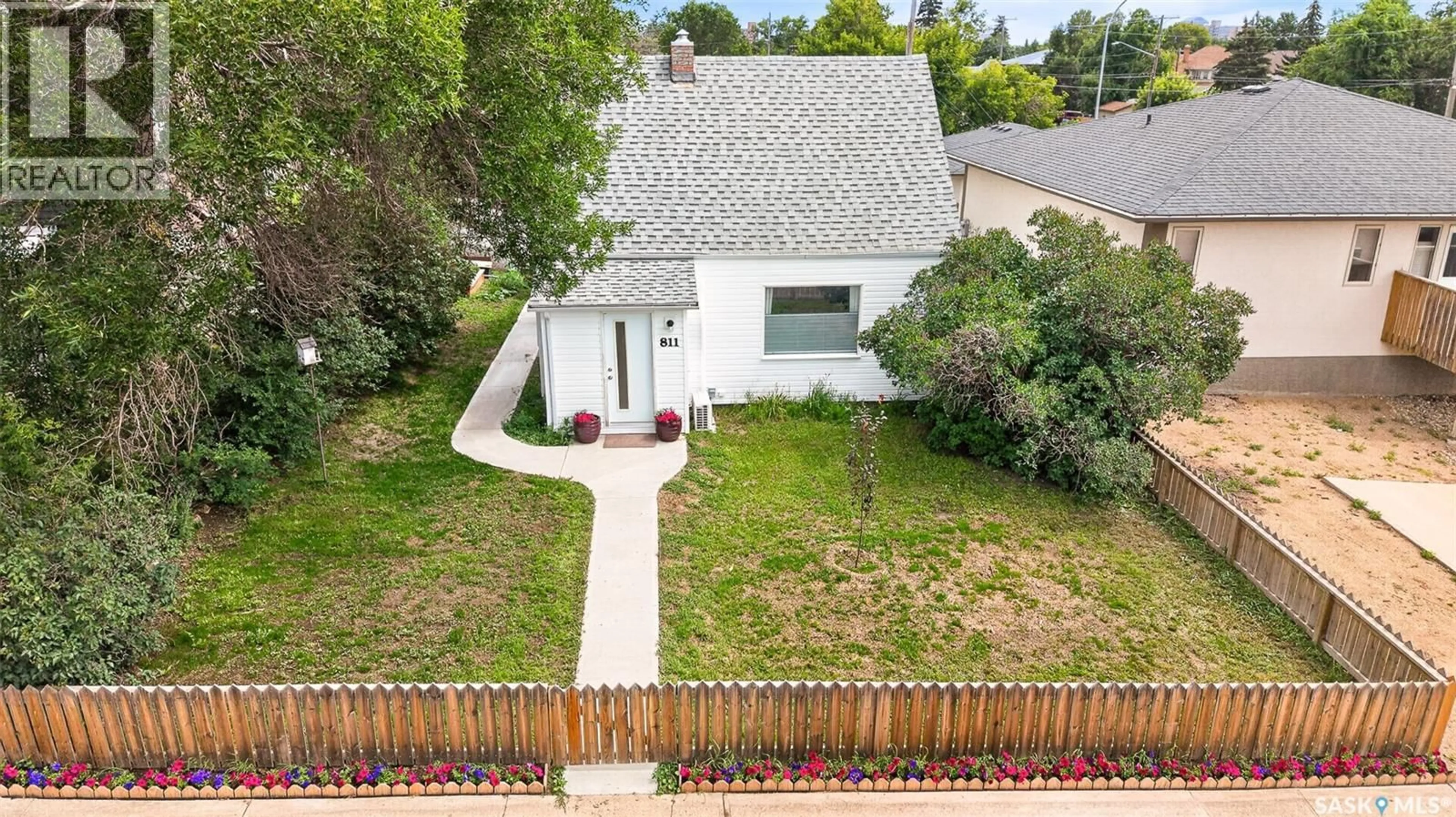 A pic from outside/outdoor area/front of a property/back of a property/a pic from drone, street for 811 4TH AVENUE, Moose Jaw Saskatchewan S6H3W8