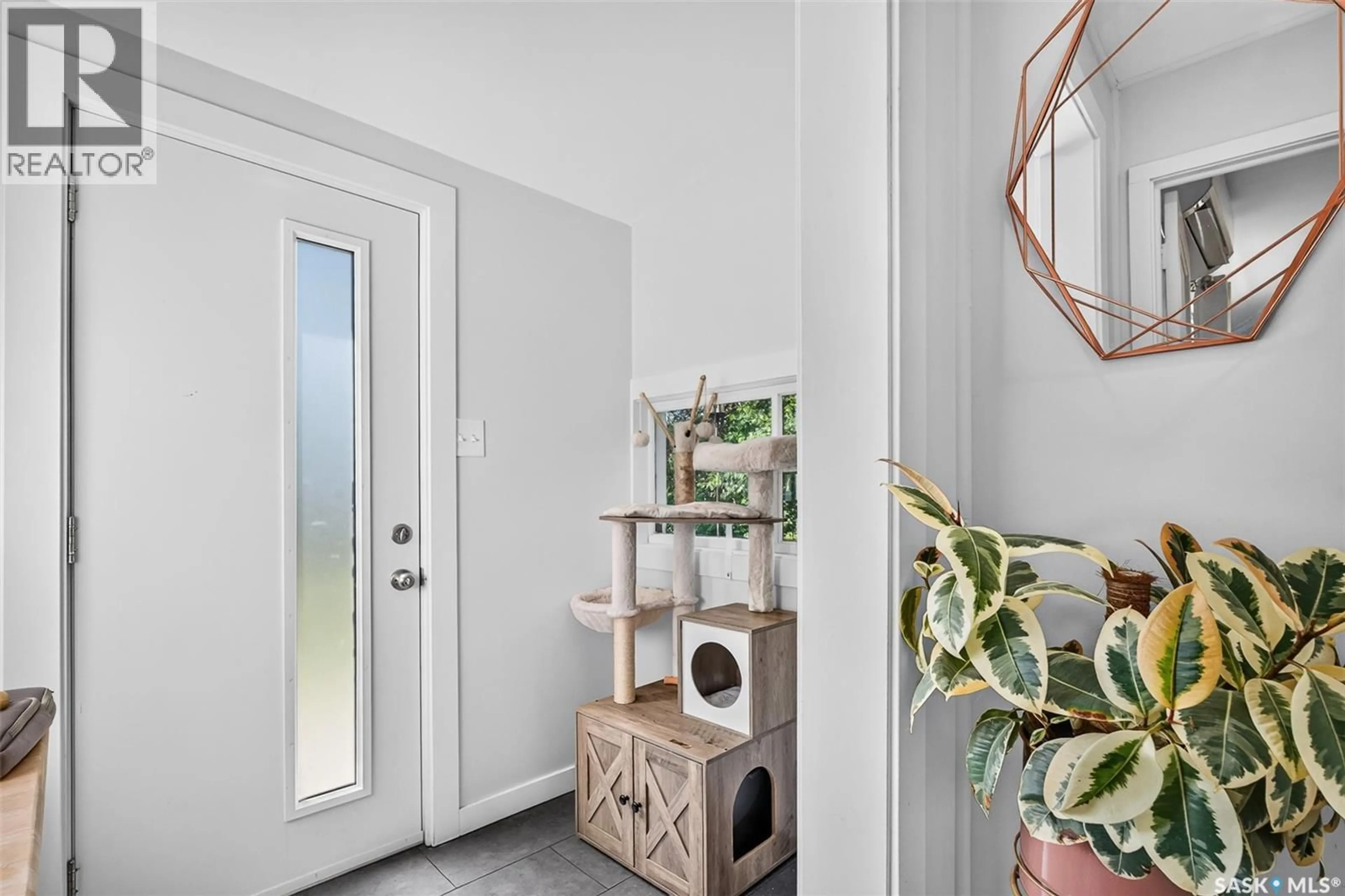 Indoor entryway for 811 4TH AVENUE, Moose Jaw Saskatchewan S6H3W8