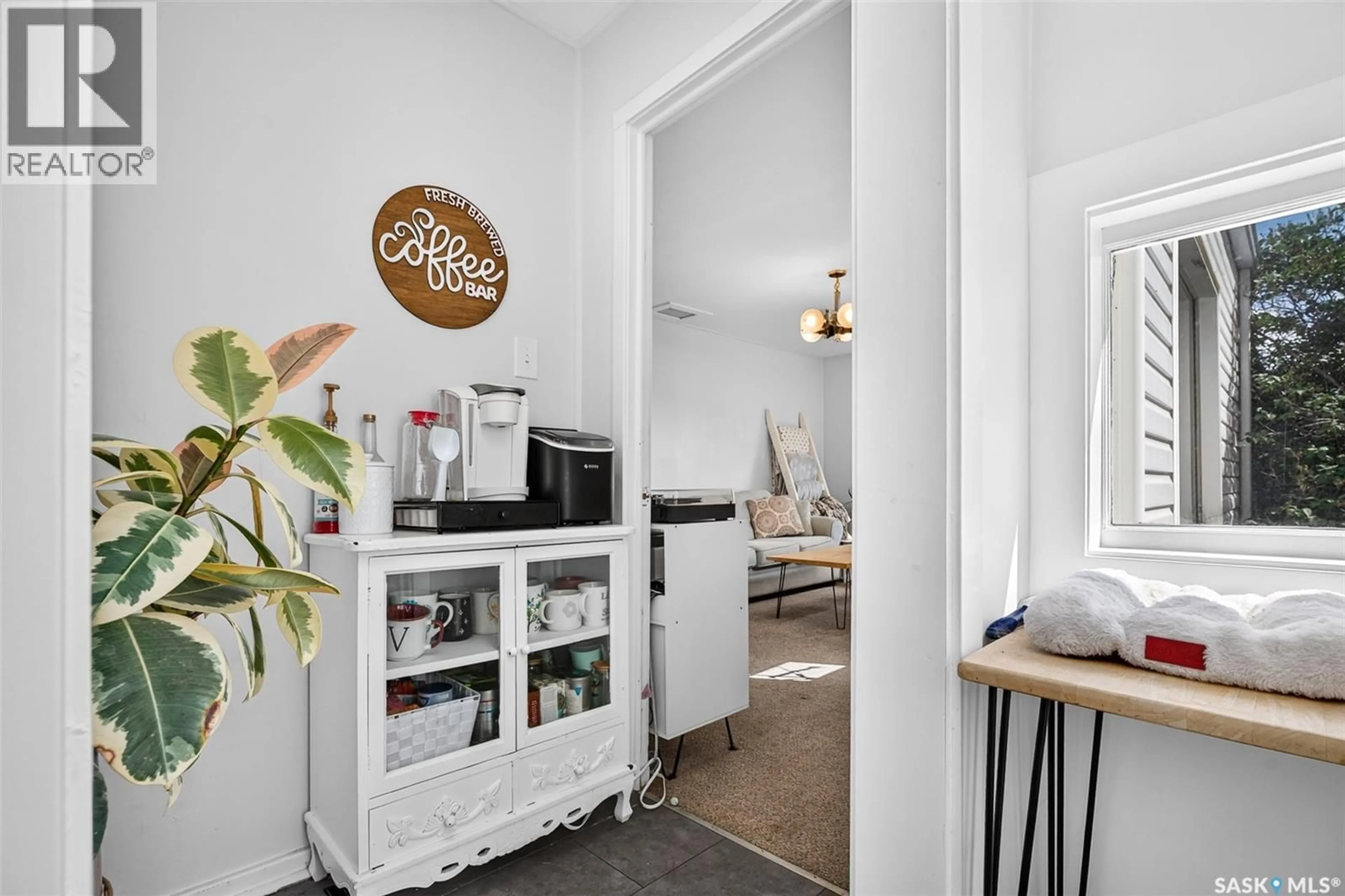 Indoor entryway for 811 4TH AVENUE, Moose Jaw Saskatchewan S6H3W8