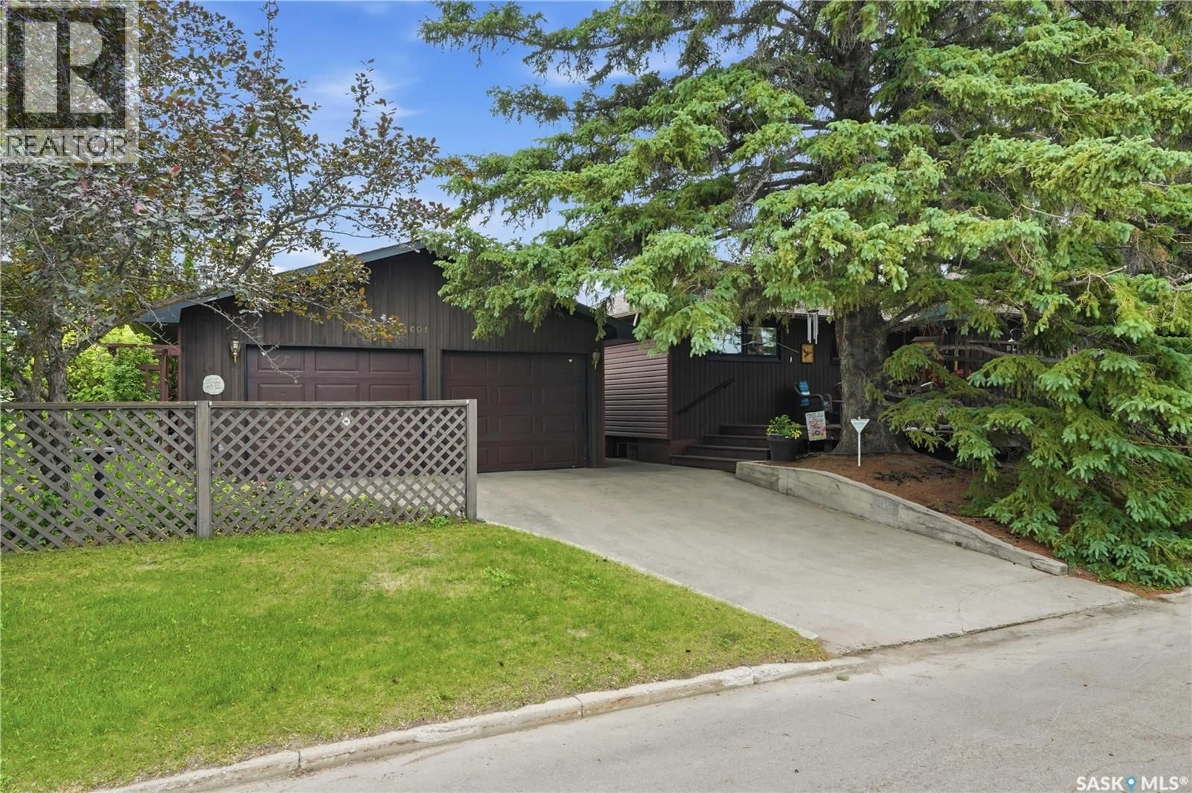 A pic from outside/outdoor area/front of a property/back of a property/a pic from drone, street for 1601 MORGAN AVENUE, Saskatoon Saskatchewan S7H2R2