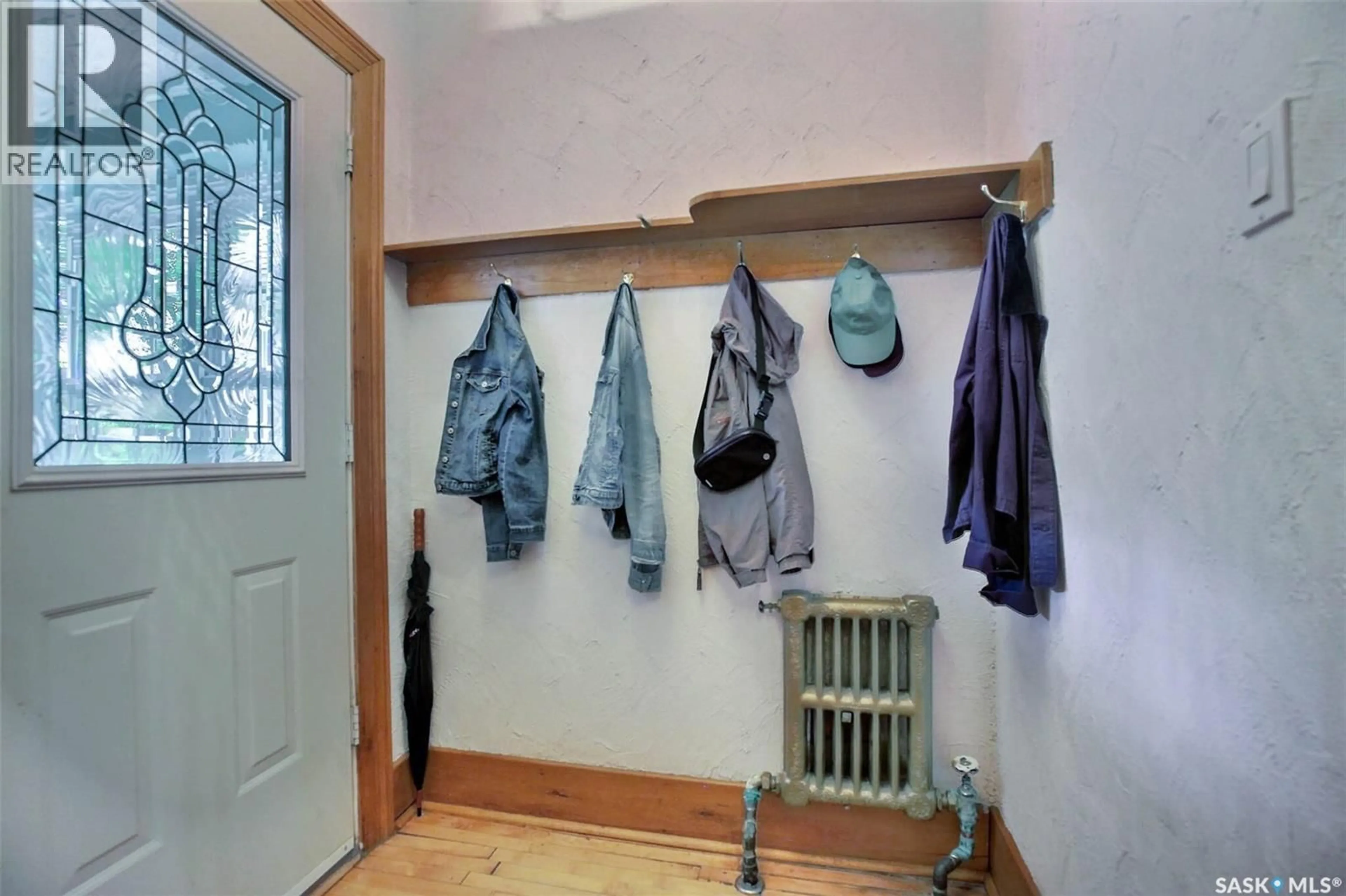 Indoor entryway for 2834 RAE STREET, Regina Saskatchewan S4S1R3