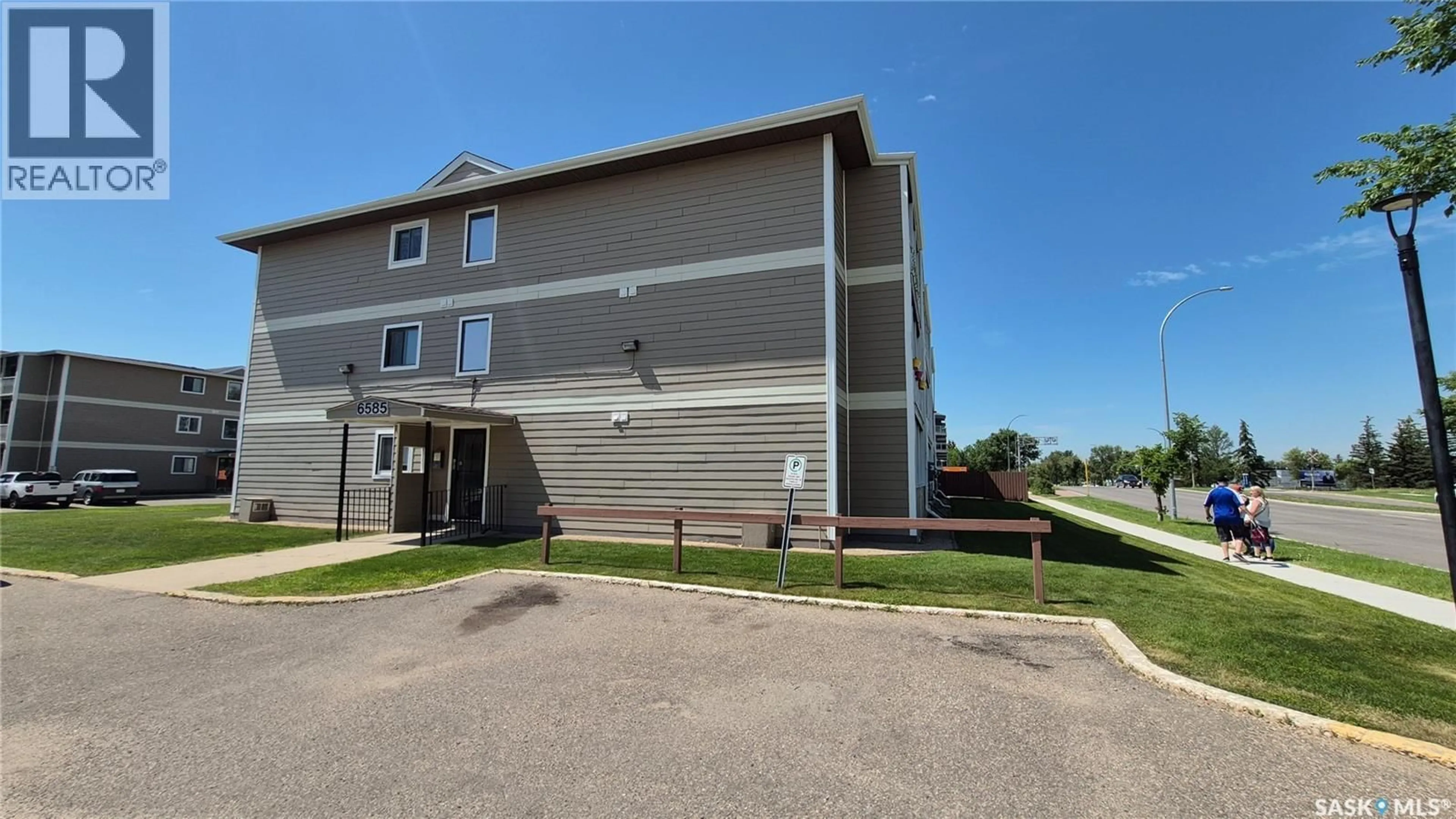 Patio, building for 6585 - 9 ROCHDALE BOULEVARD, Regina Saskatchewan S4X2Z1