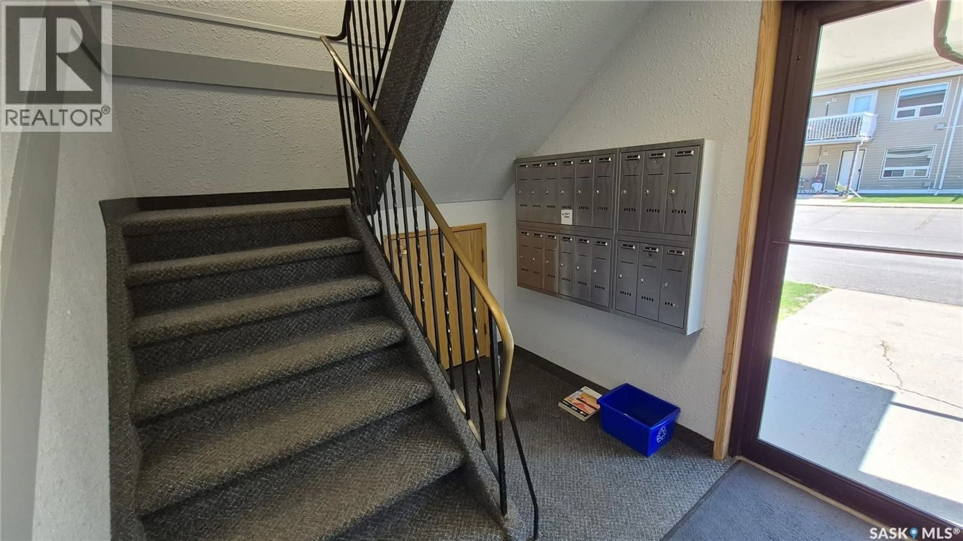 Indoor foyer for 6585 - 9 ROCHDALE BOULEVARD, Regina Saskatchewan S4X2Z1