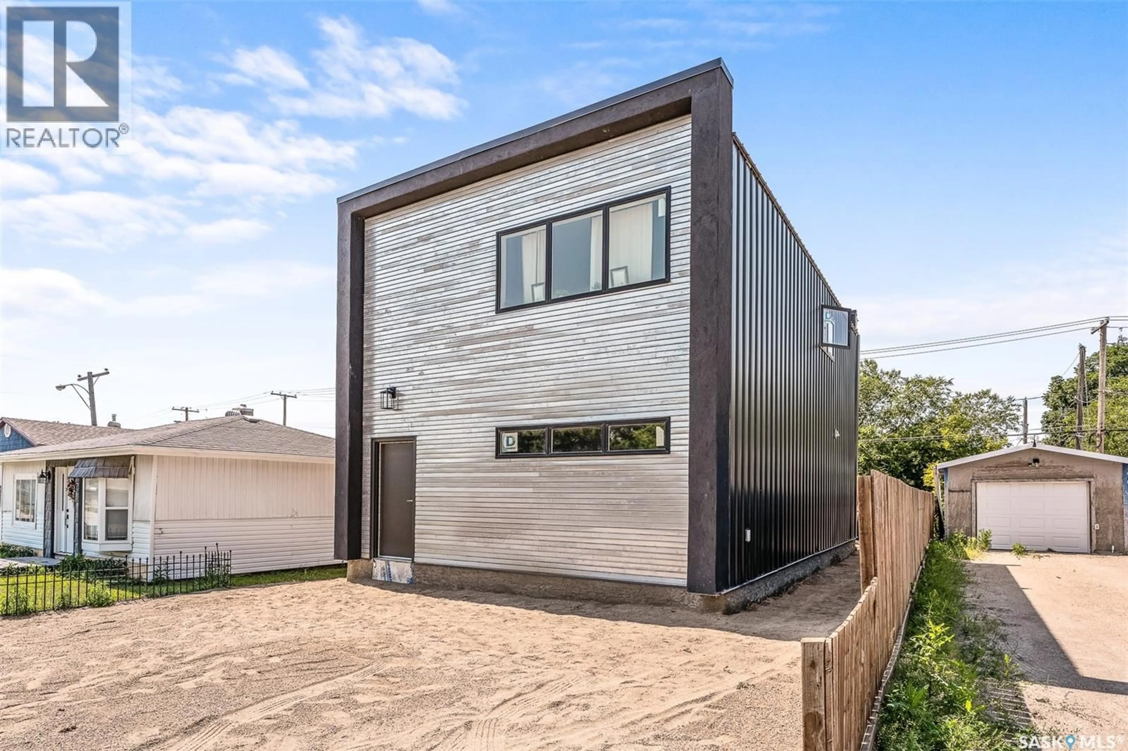 Home with vinyl exterior material, street for 424 9TH AVENUE, Moose Jaw Saskatchewan S6H4H5