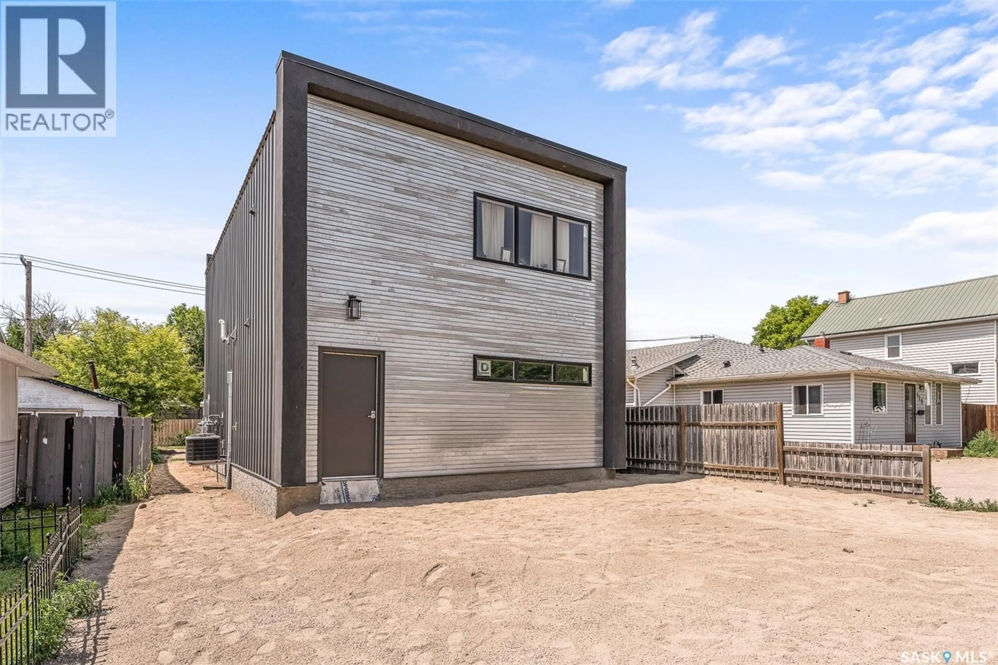Home with vinyl exterior material, street for 424 9TH AVENUE, Moose Jaw Saskatchewan S6H4H5