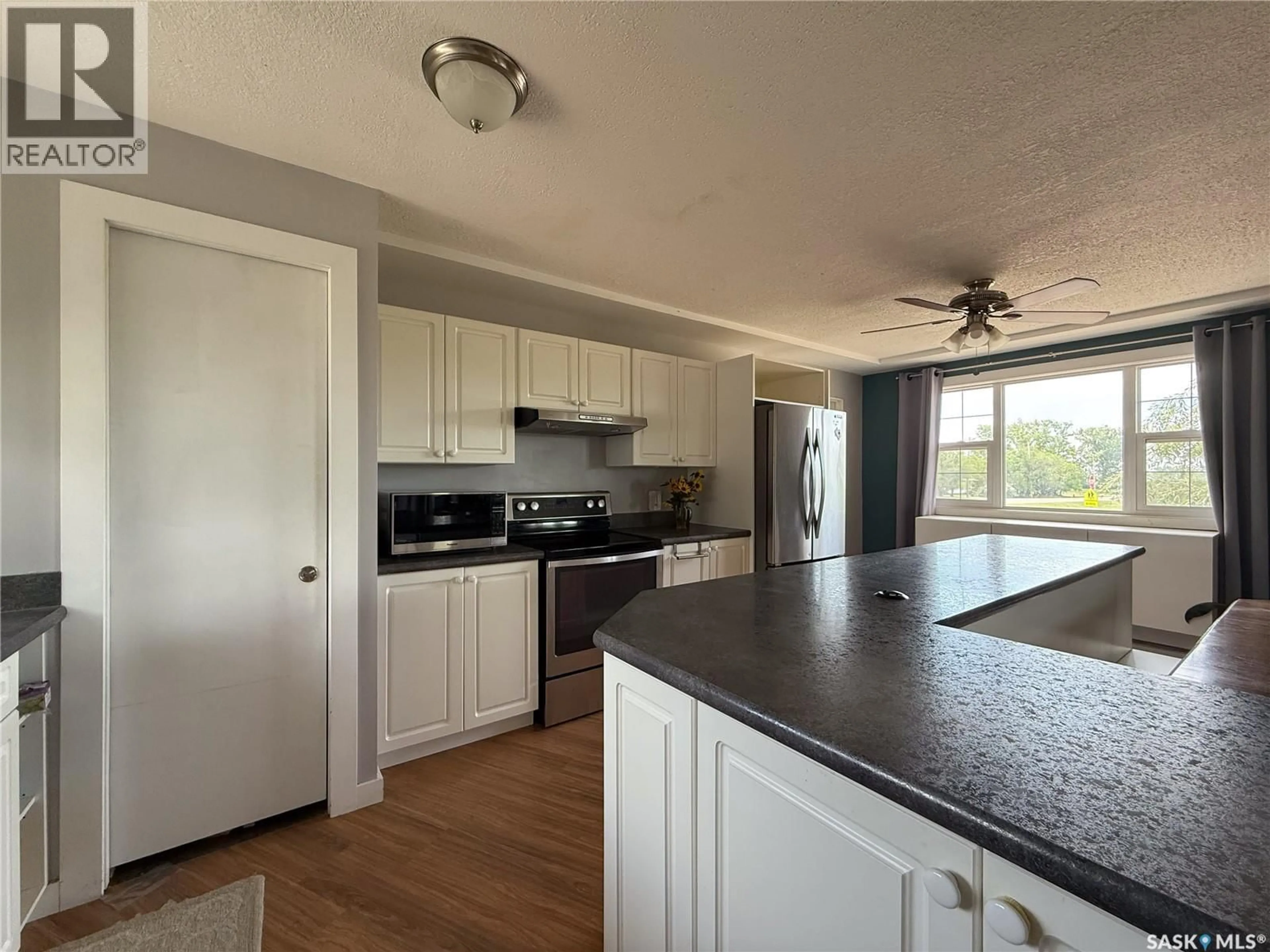 Open concept kitchen, unknown for 223 2ND AVENUE, Frontier Saskatchewan S0N0W0