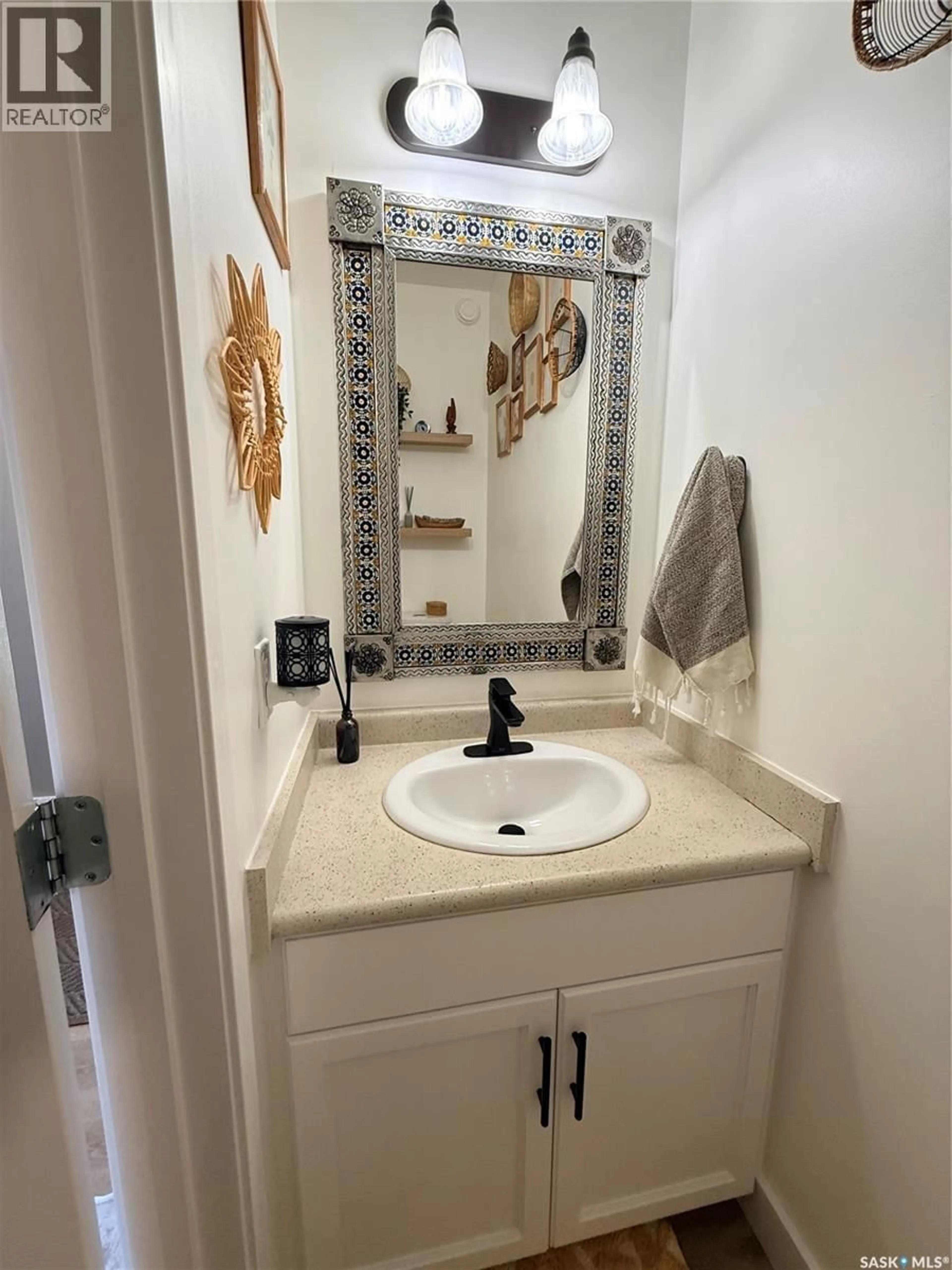 Standard bathroom, ceramic/tile floor for 34 MCINTOSH STREET E, Swift Current Saskatchewan S9H1H7