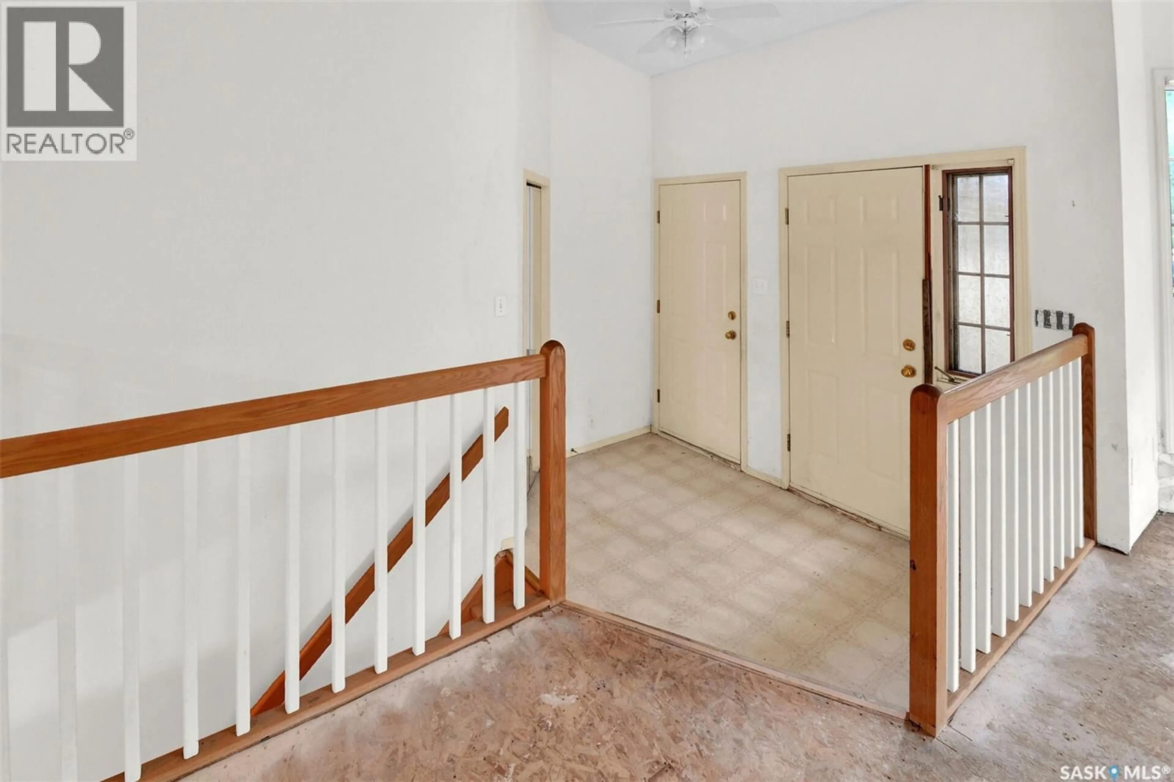 Indoor foyer for 1716 KILBURN AVENUE, Saskatoon Saskatchewan S7N0K3