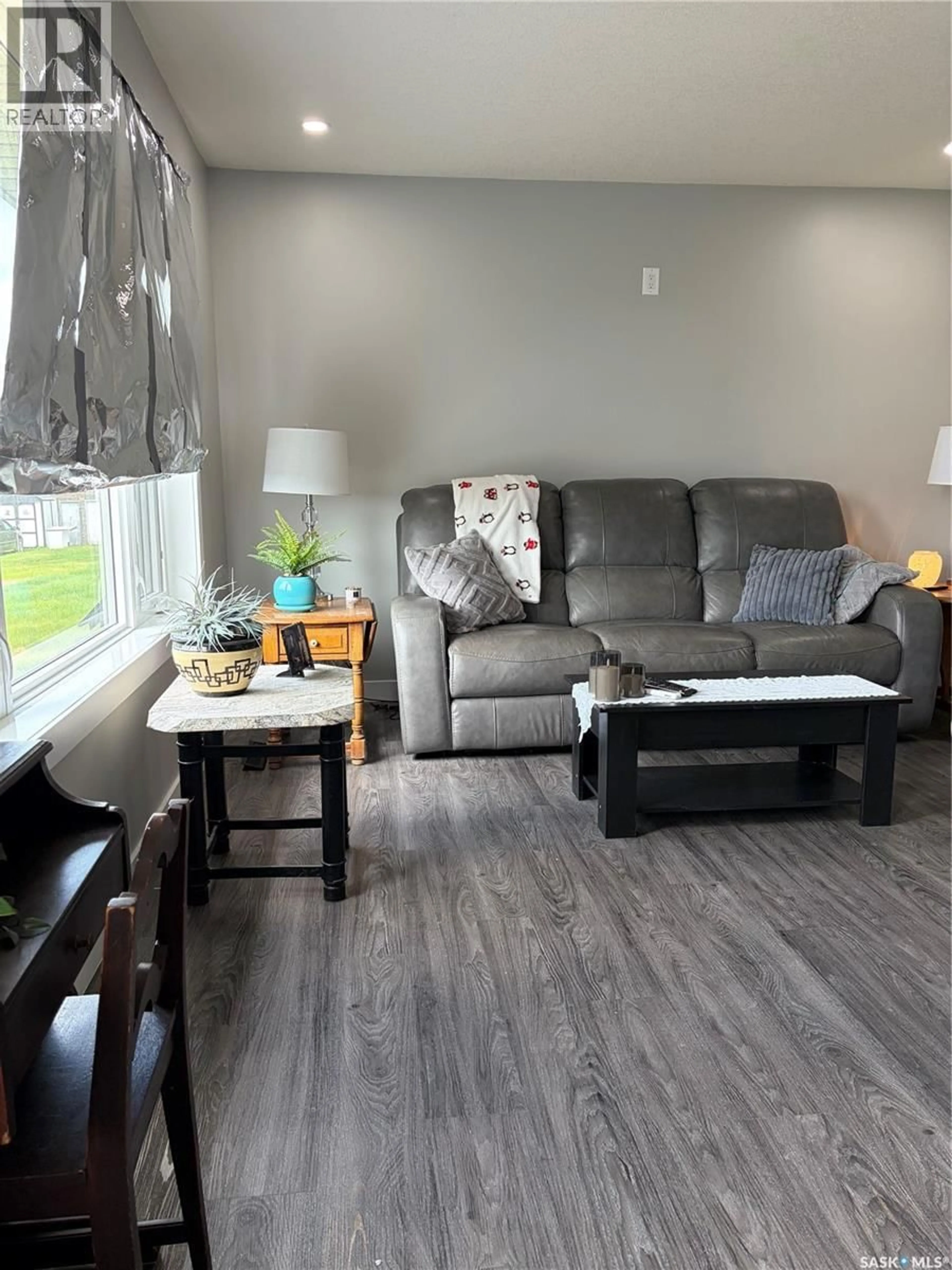 Living room with furniture, wood/laminate floor for 4 MISSION BAY, Lebret Saskatchewan S0G2Y0