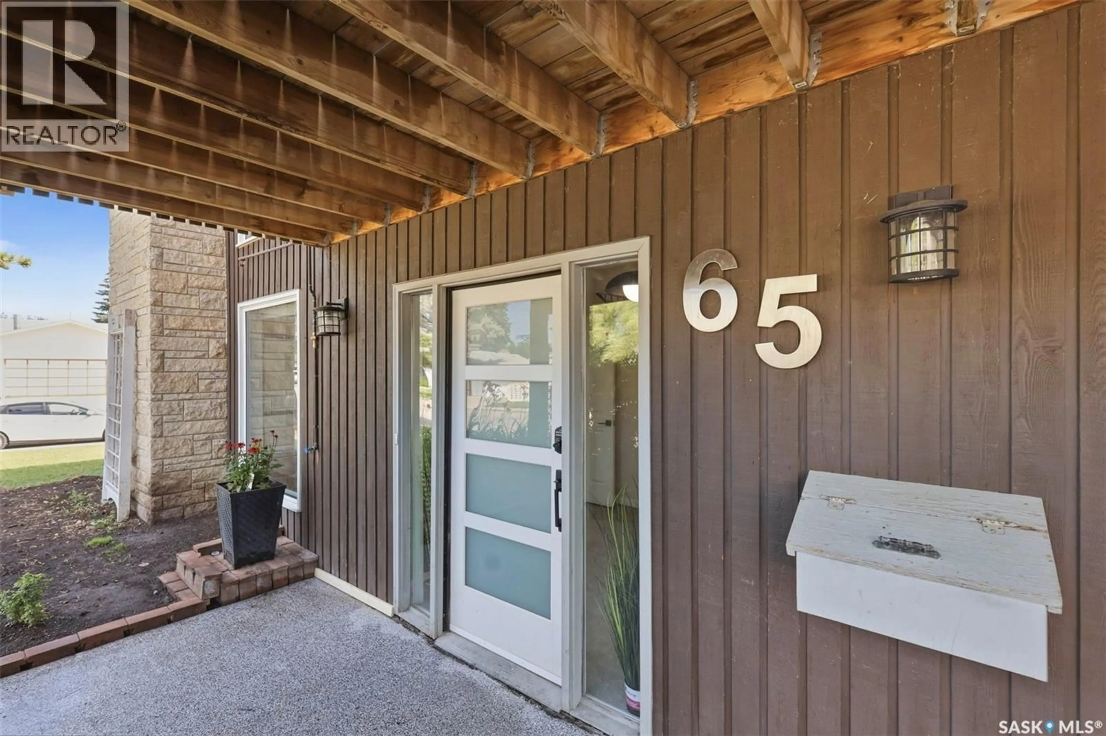 Indoor entryway for 65 RENNIE PLACE, Saskatoon Saskatchewan S7H4N8