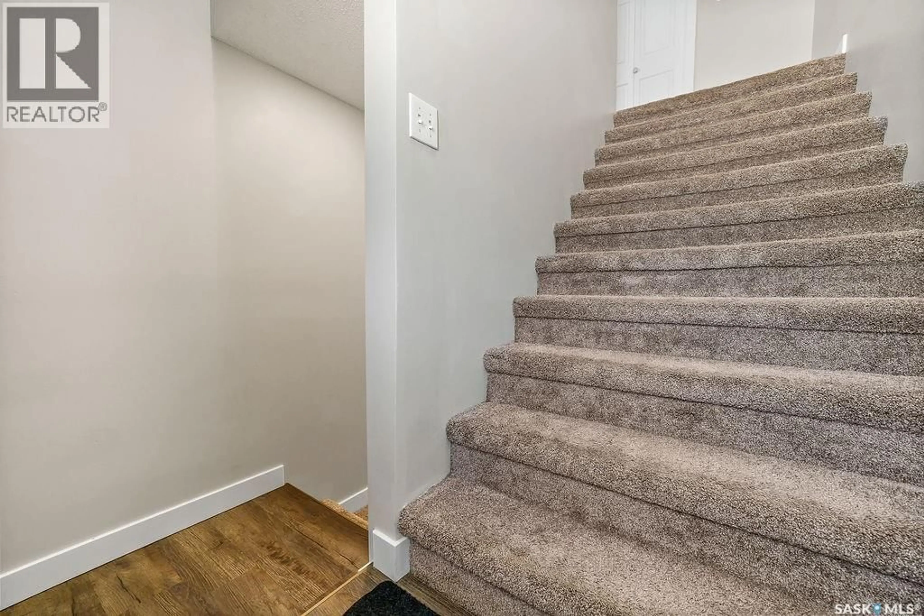 Stairs for 7321 BOWMAN AVENUE, Regina Saskatchewan S4T6K9