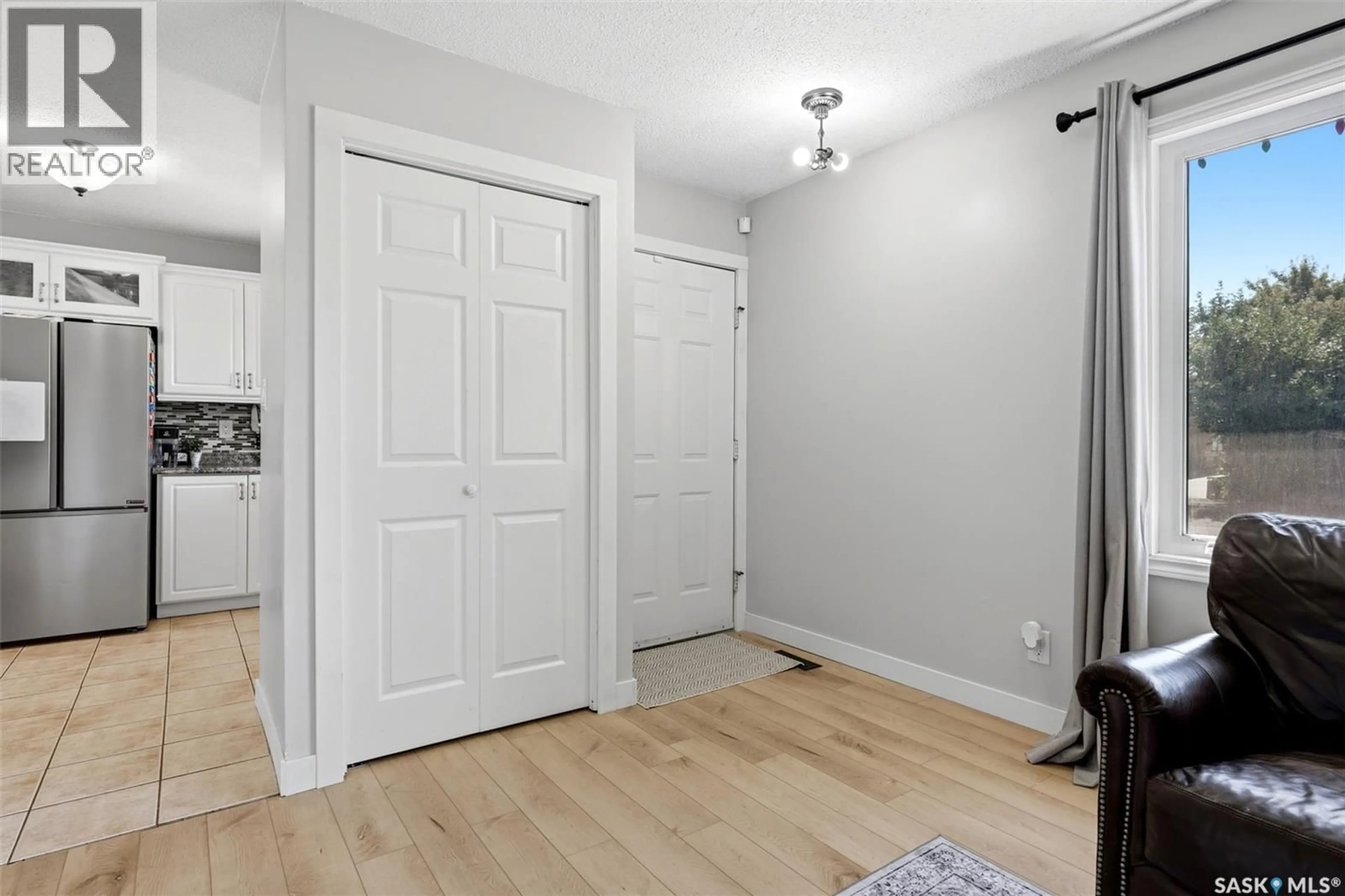 Indoor entryway for 614 3RD AVENUE, Pilot Butte Saskatchewan S0G3Z0