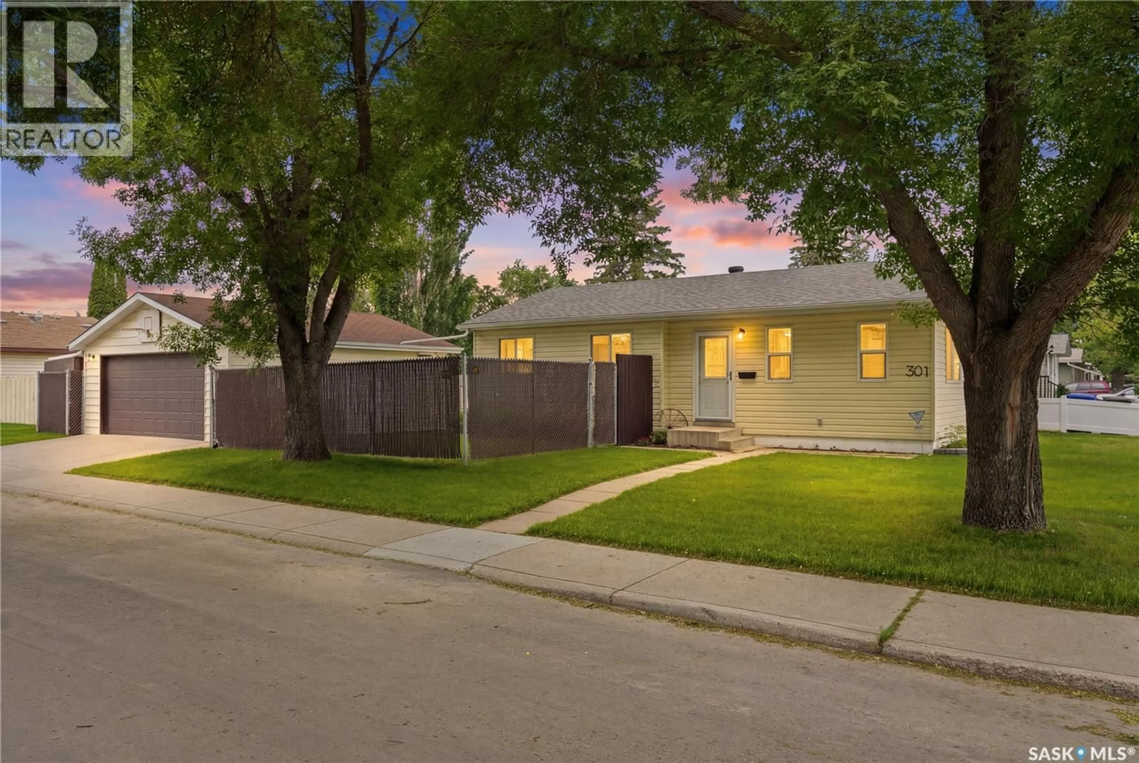 A pic from outside/outdoor area/front of a property/back of a property/a pic from drone, street for 301 FISHER CRESCENT, Saskatoon Saskatchewan S7L5E1