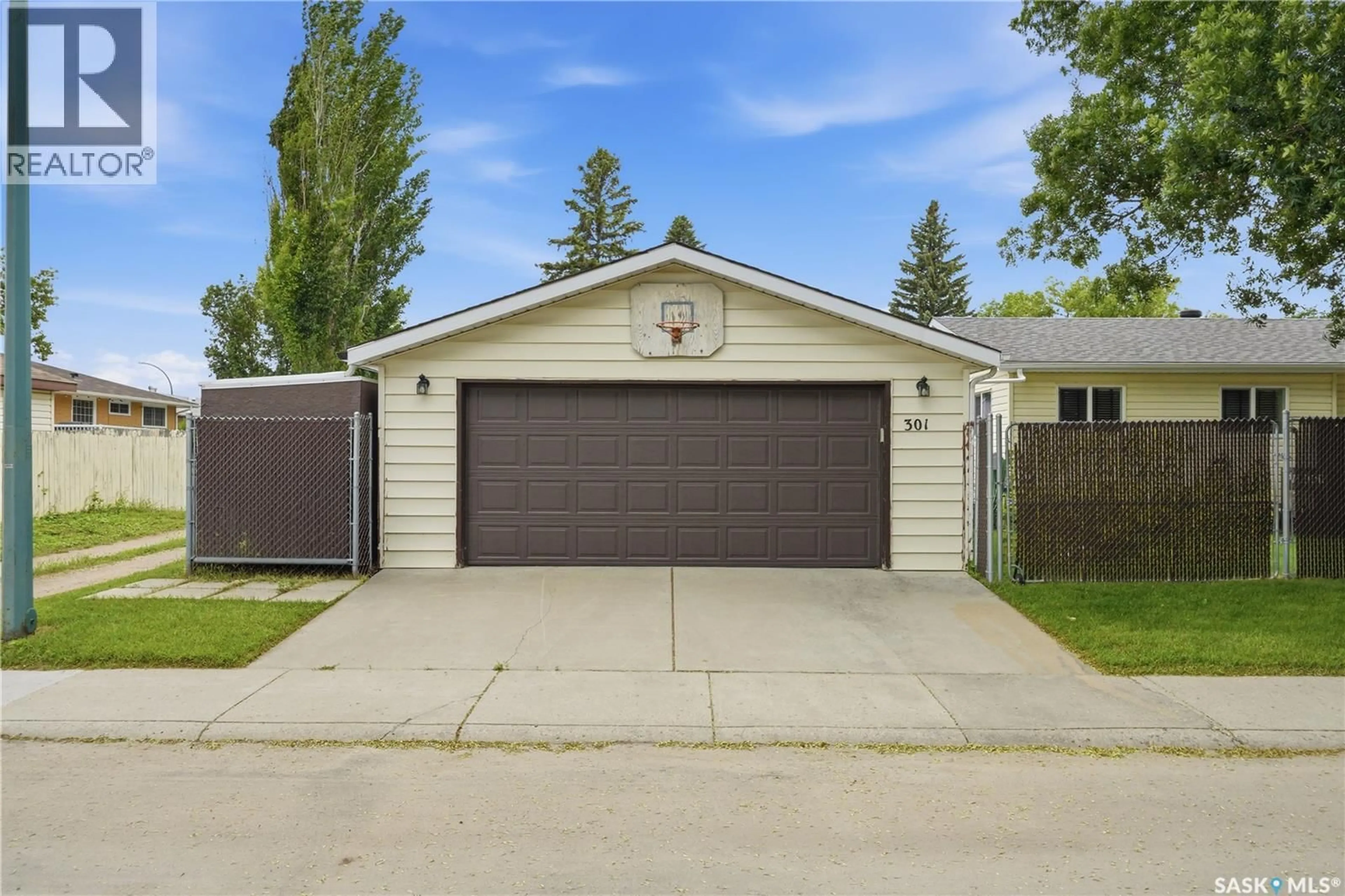 Indoor garage for 301 FISHER CRESCENT, Saskatoon Saskatchewan S7L5E1