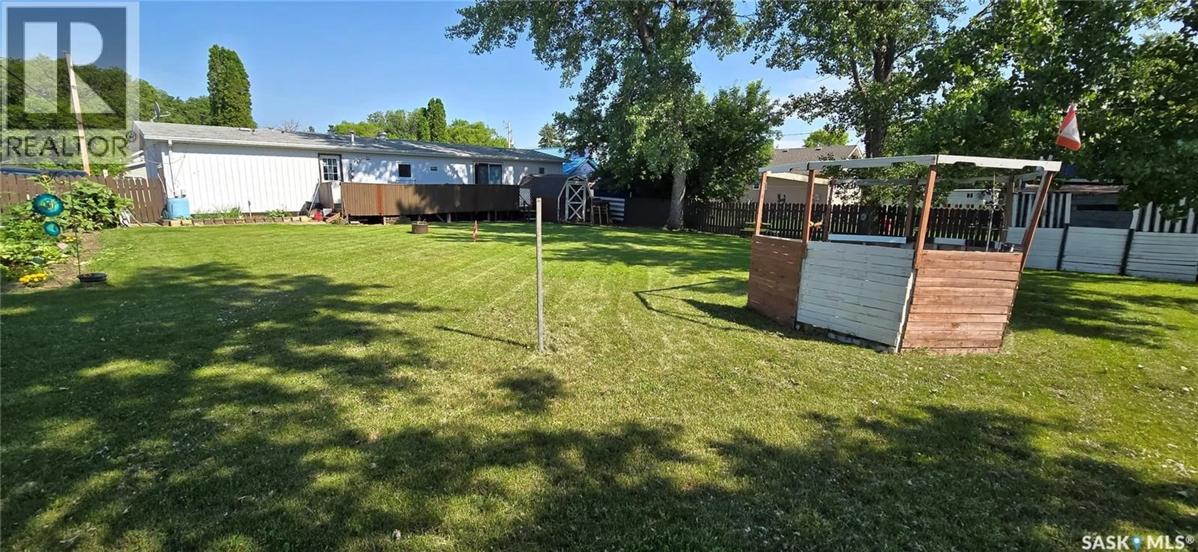 A pic from outside/outdoor area/front of a property/back of a property/a pic from drone, street for 422 DOERR STREET, Bienfait Saskatchewan S0C0M0