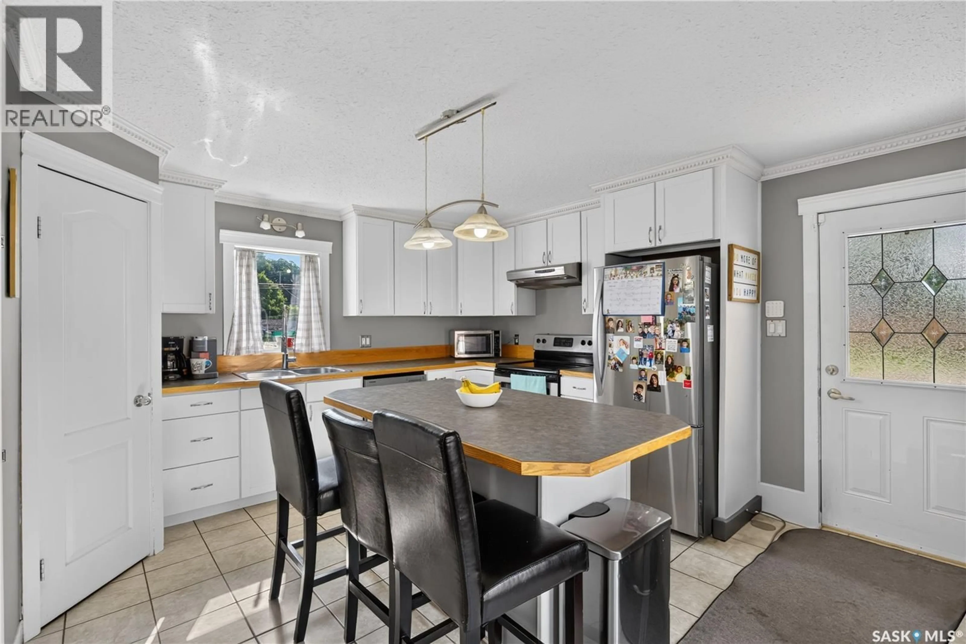 Open concept kitchen, ceramic/tile floor for 477 22ND STREET, Prince Albert Saskatchewan S6V1N5