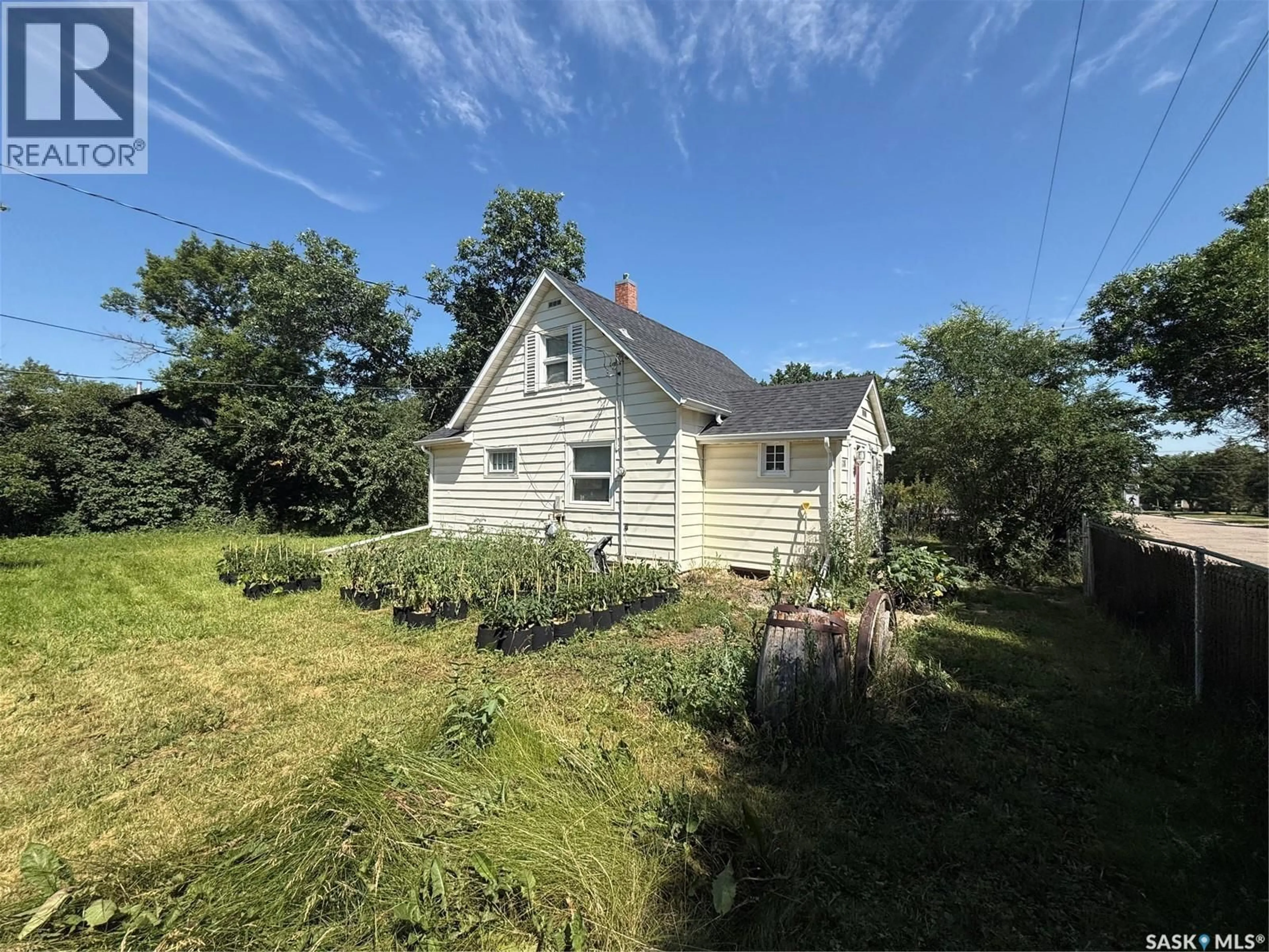 A pic from outside/outdoor area/front of a property/back of a property/a pic from drone, unknown for 418 4TH AVENUE, Assiniboia Saskatchewan S0H0B0
