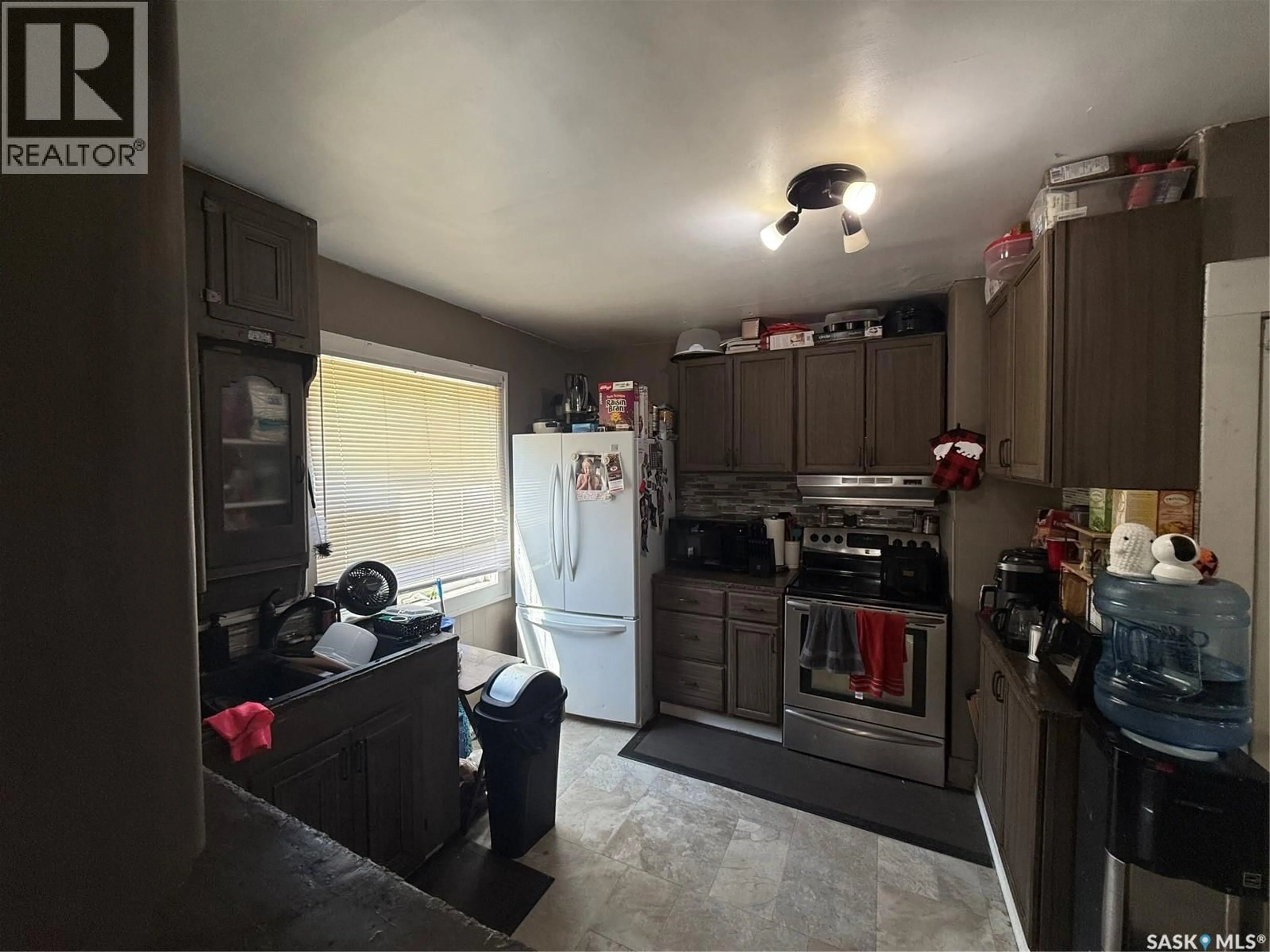 Standard kitchen, unknown for 418 4TH AVENUE, Assiniboia Saskatchewan S0H0B0