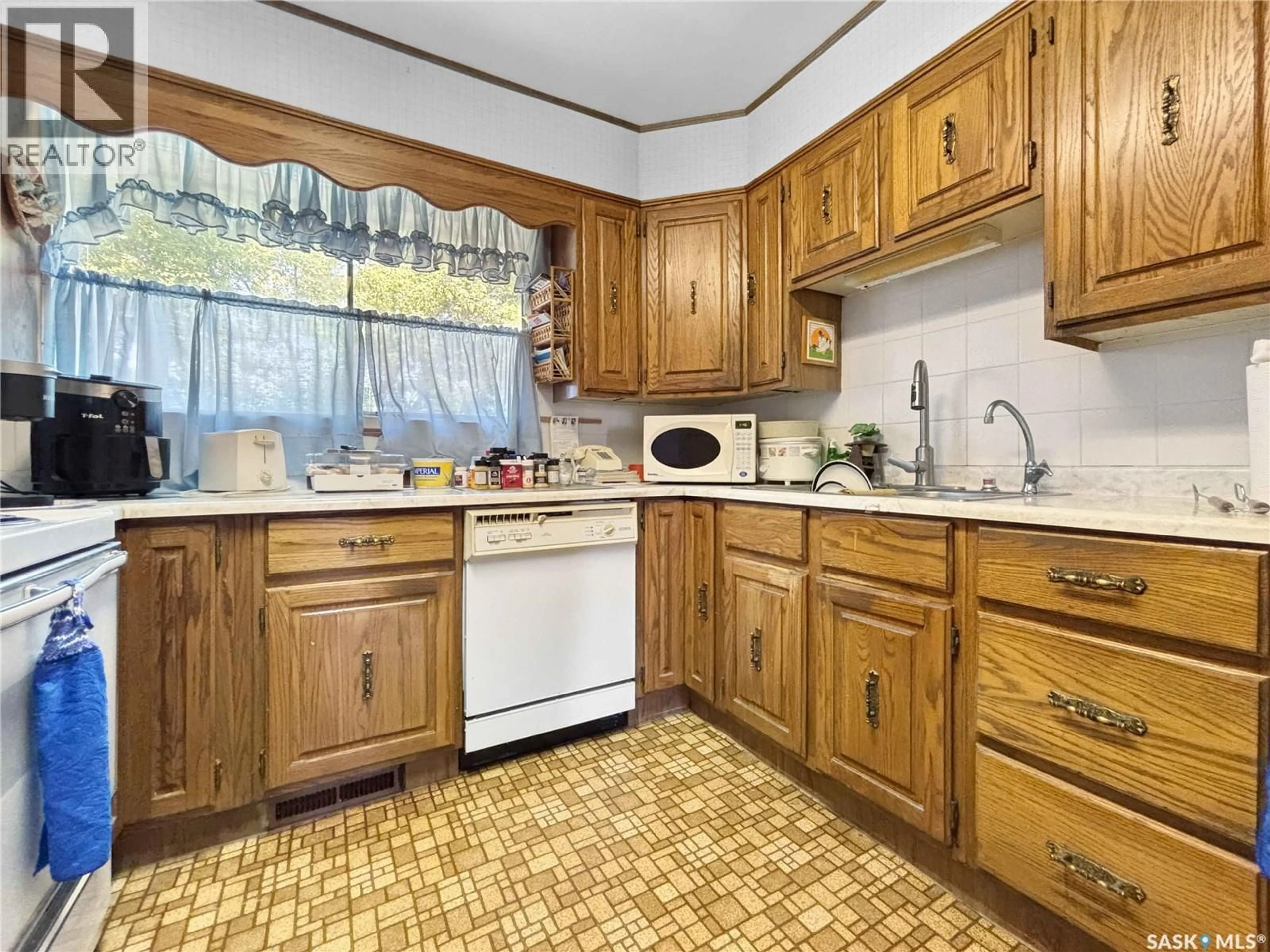 Standard kitchen, unknown for 2510 TOMLINSON CRESCENT, Saskatoon Saskatchewan S7L3N2
