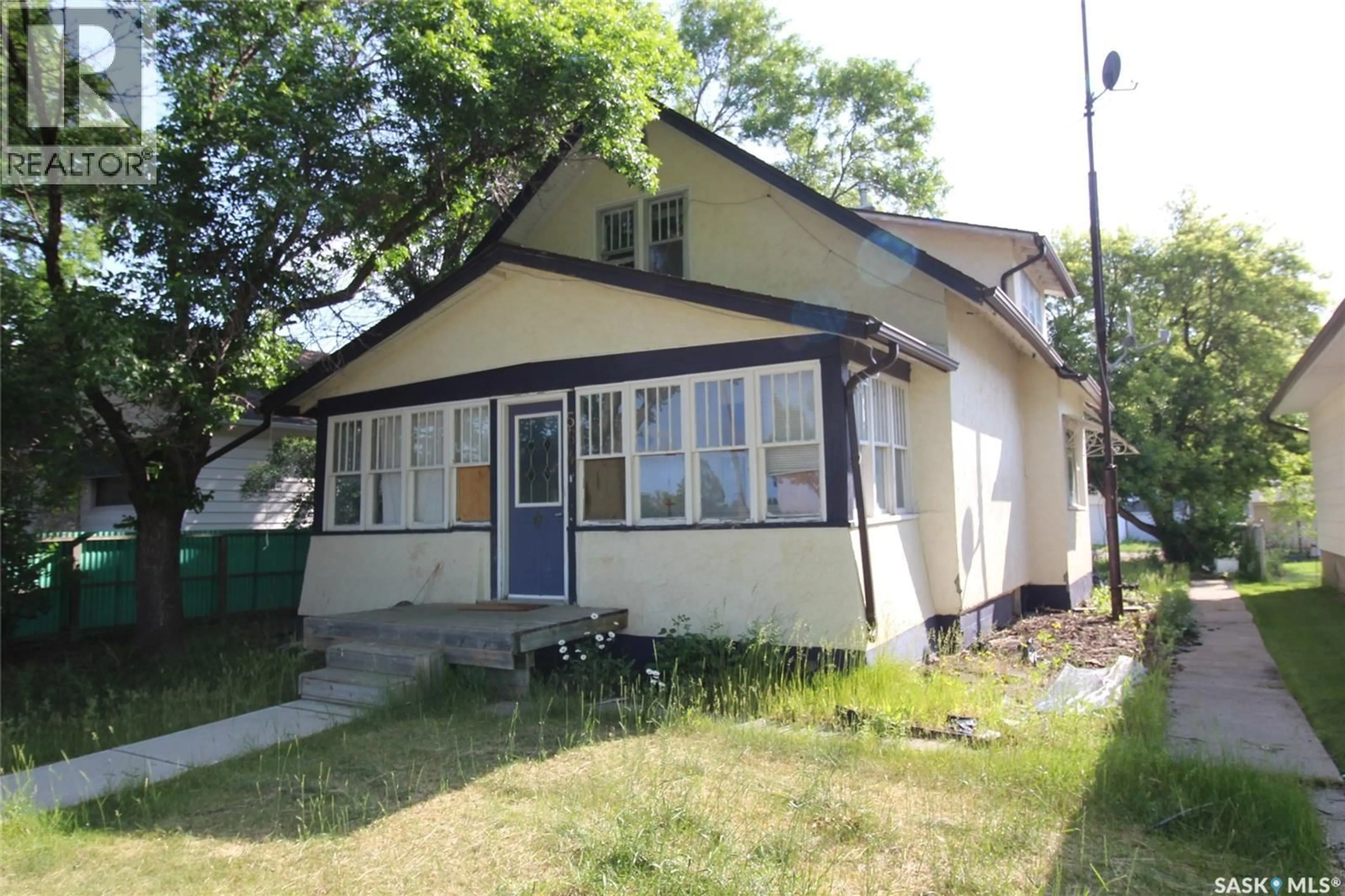 Home with vinyl exterior material, street for 564 1ST STREET, Shaunavon Saskatchewan S0N2M0