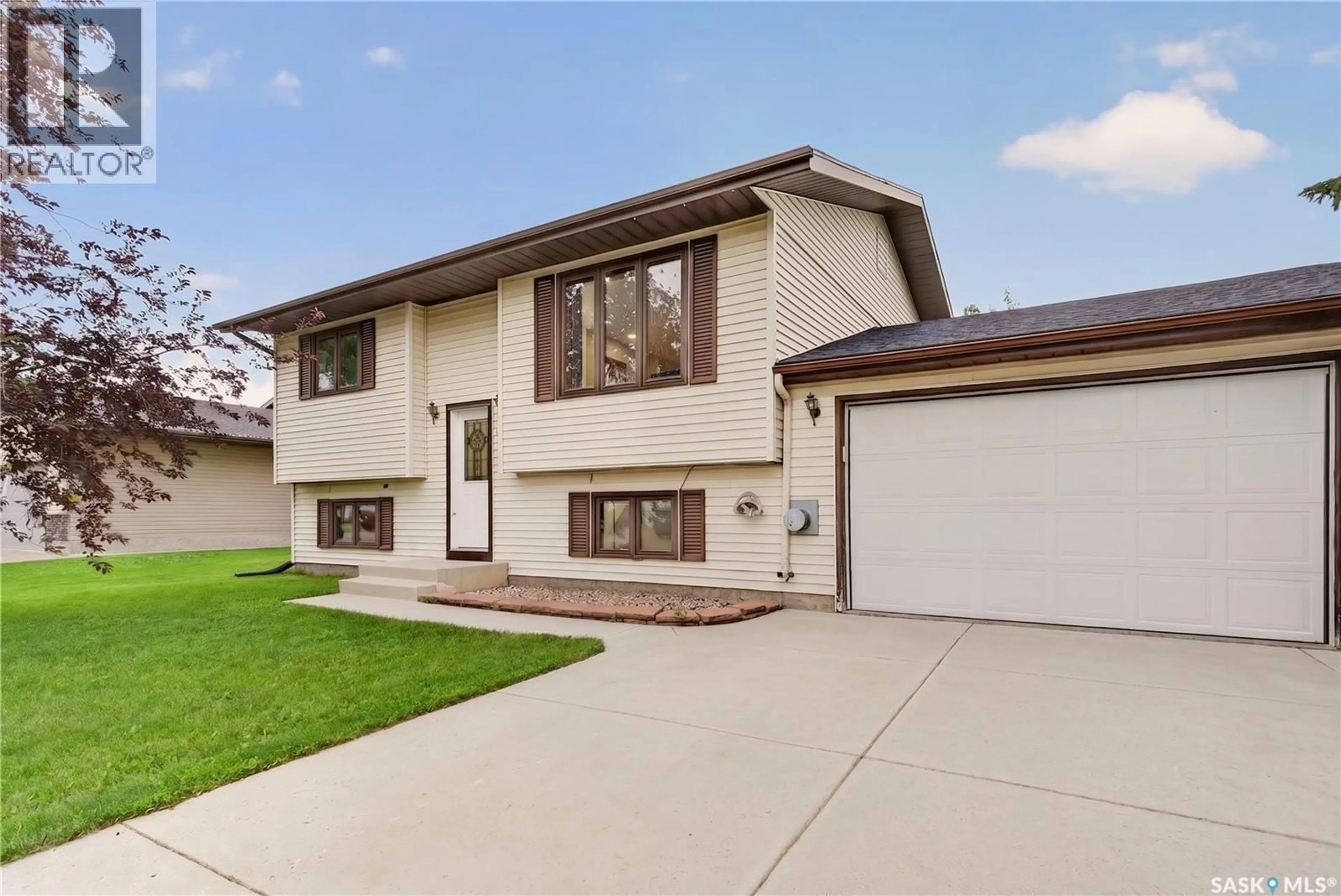Home with vinyl exterior material, street for 417 FEHR CRESCENT, Martensville Saskatchewan S0K2T0