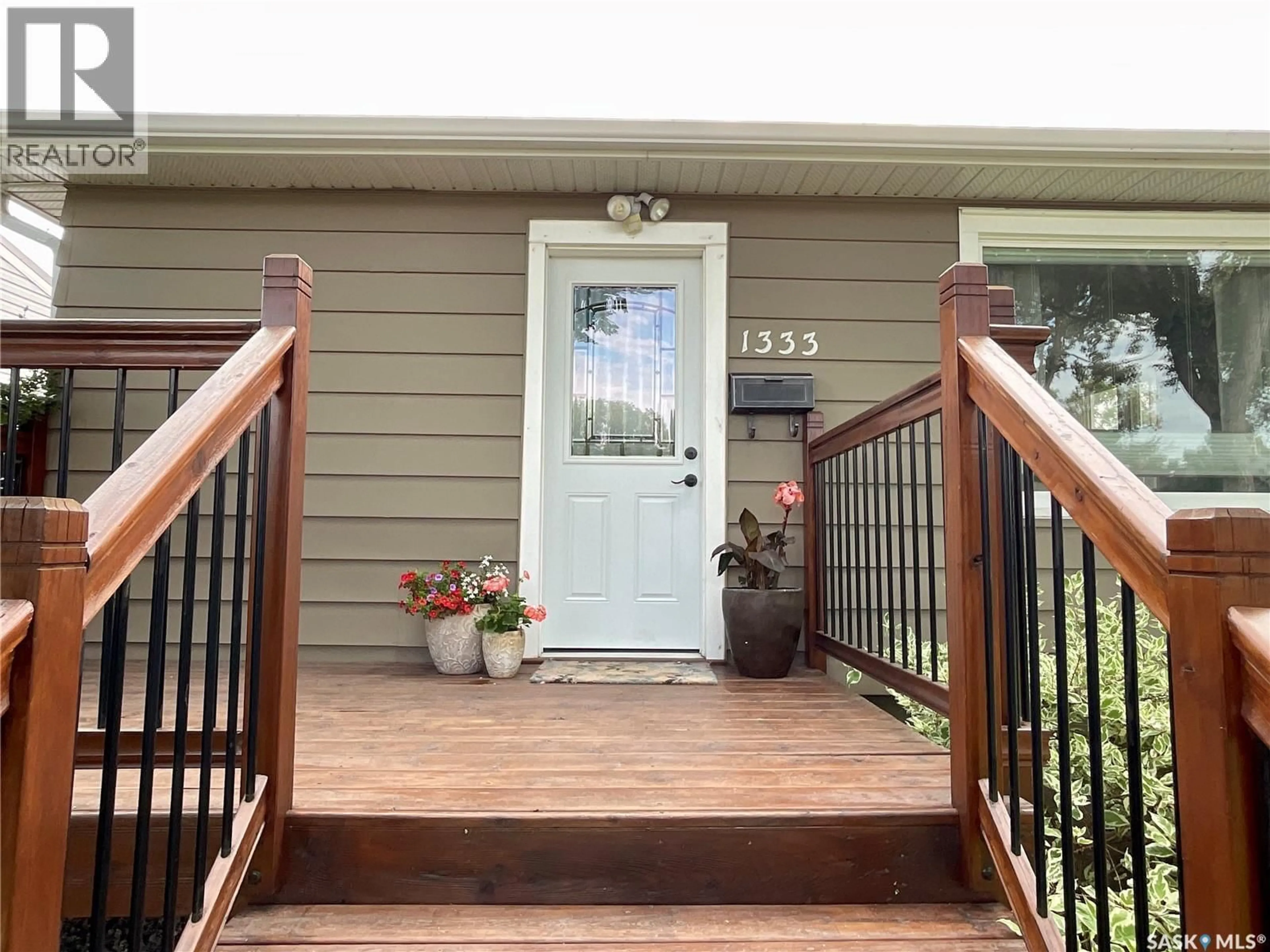 Indoor entryway for 1333 EMPRESS STREET, Regina Saskatchewan S4T5E6
