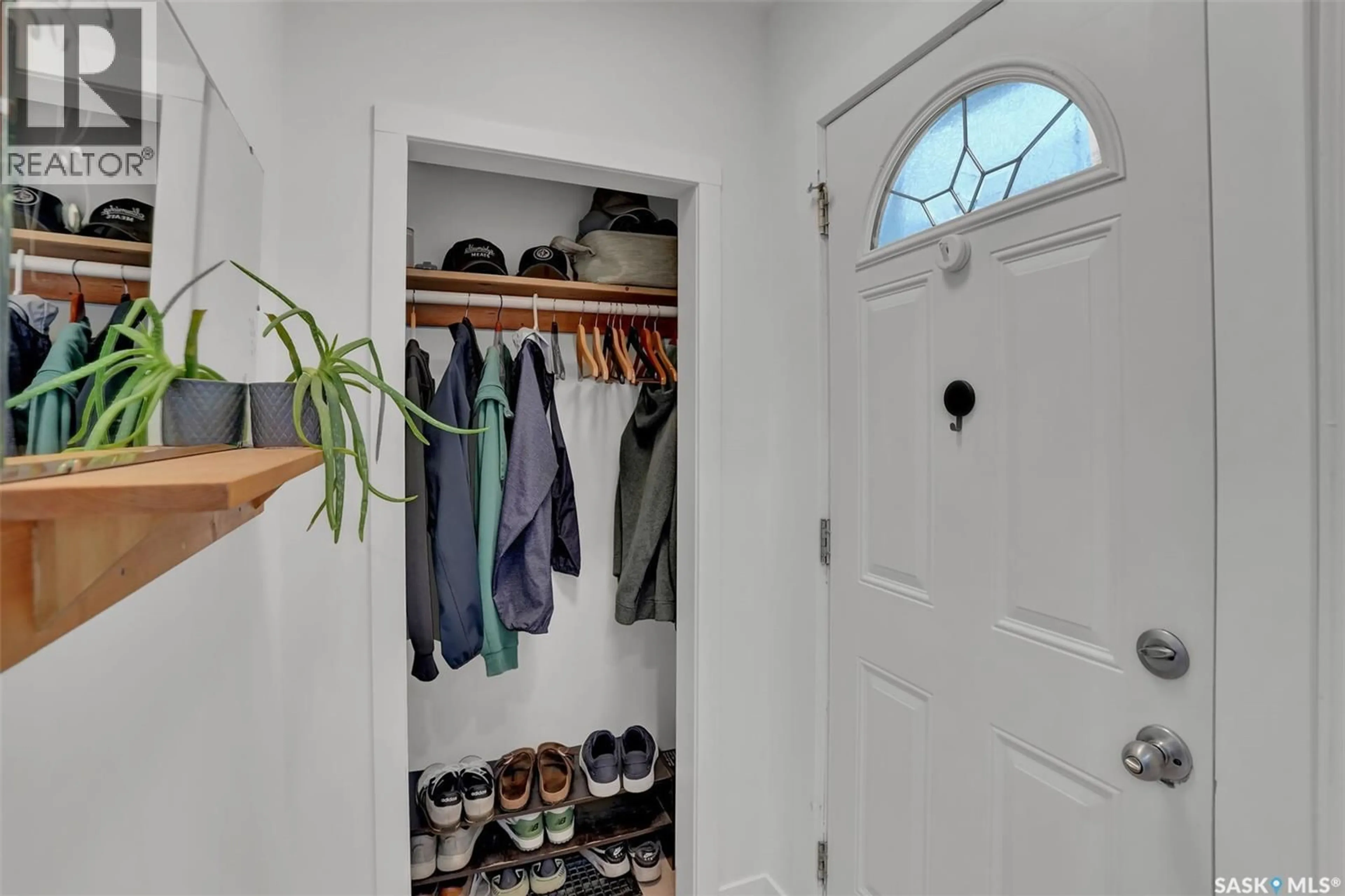 Indoor entryway for 2604 ROBINSON STREET, Regina Saskatchewan S4T2R4