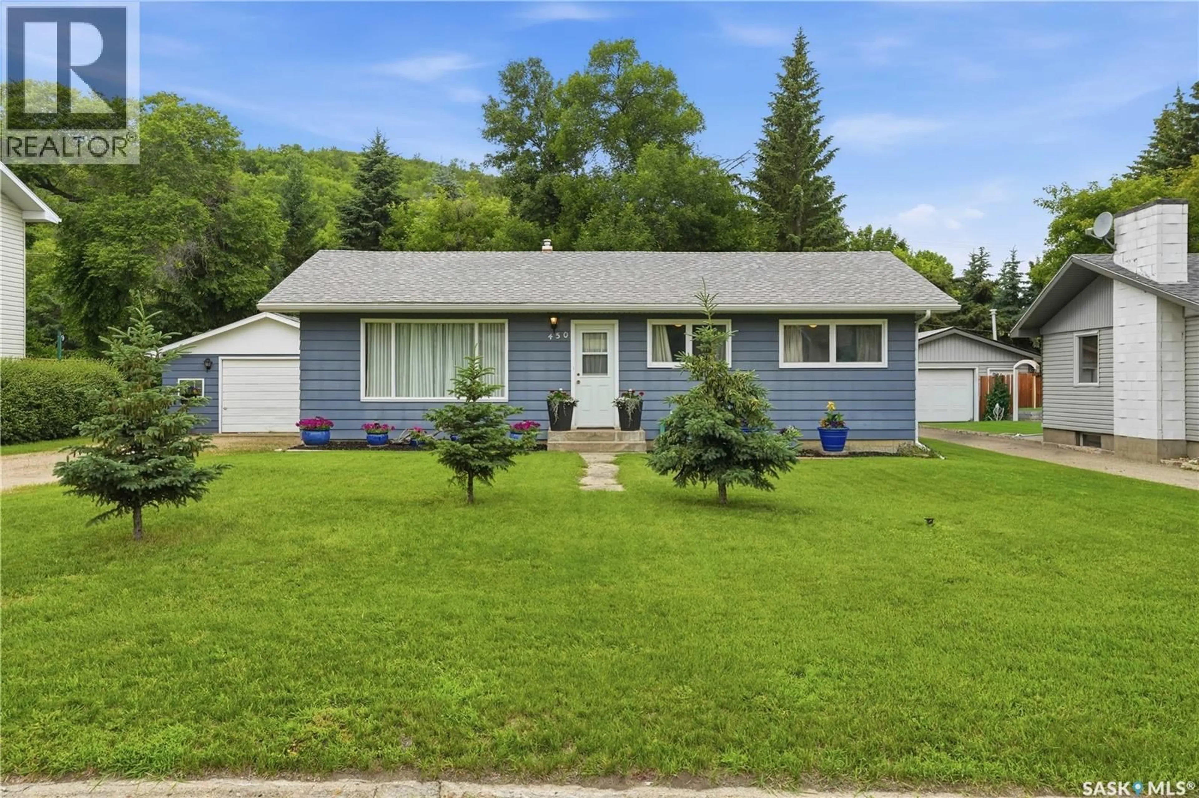 Home with vinyl exterior material, street for 450 CENTRAL AVENUE, Fort Qu'Appelle Saskatchewan S0G1S0
