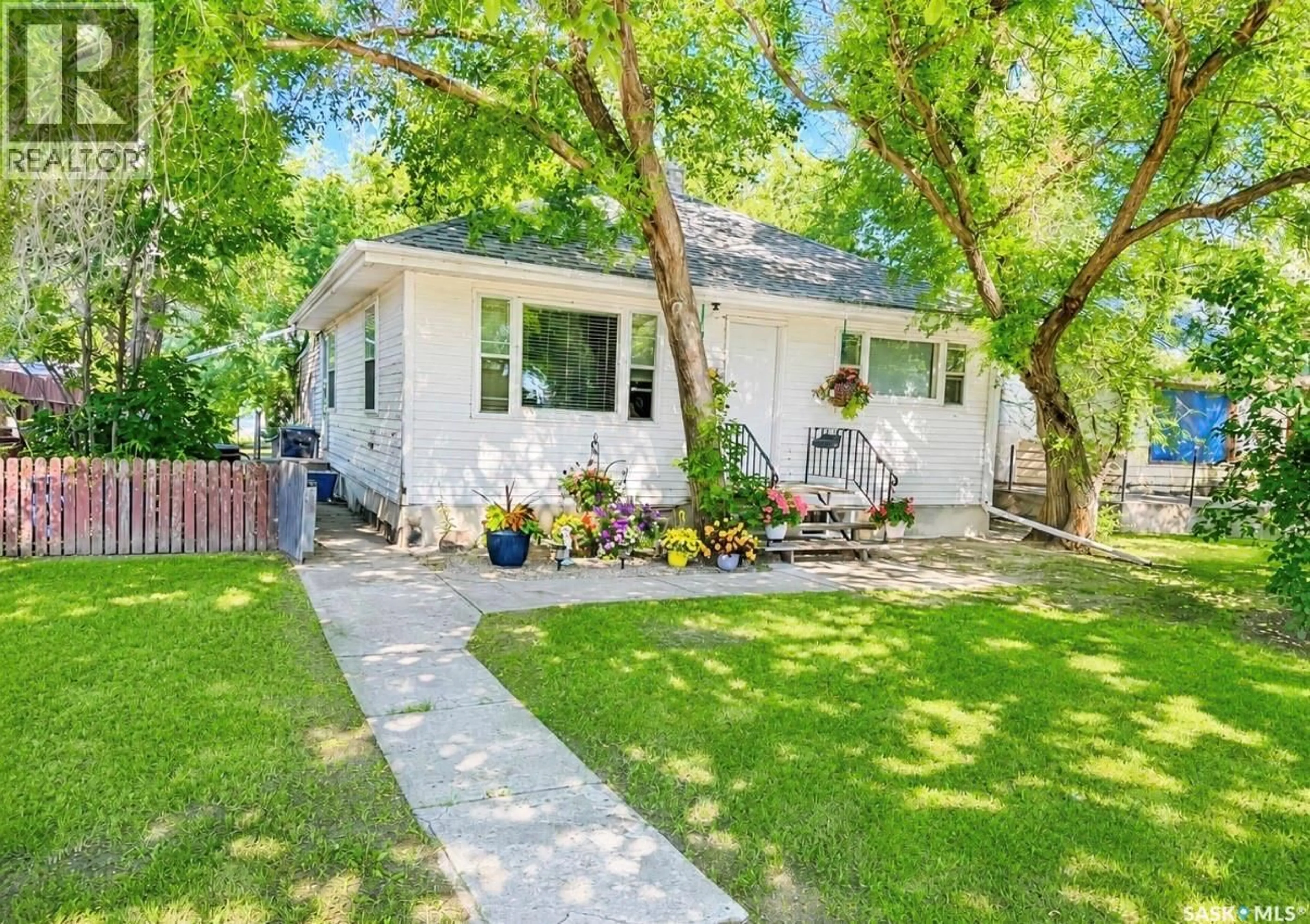 Home with vinyl exterior material, street for 334 6TH AVENUE, Swift Current Saskatchewan S9H3P1