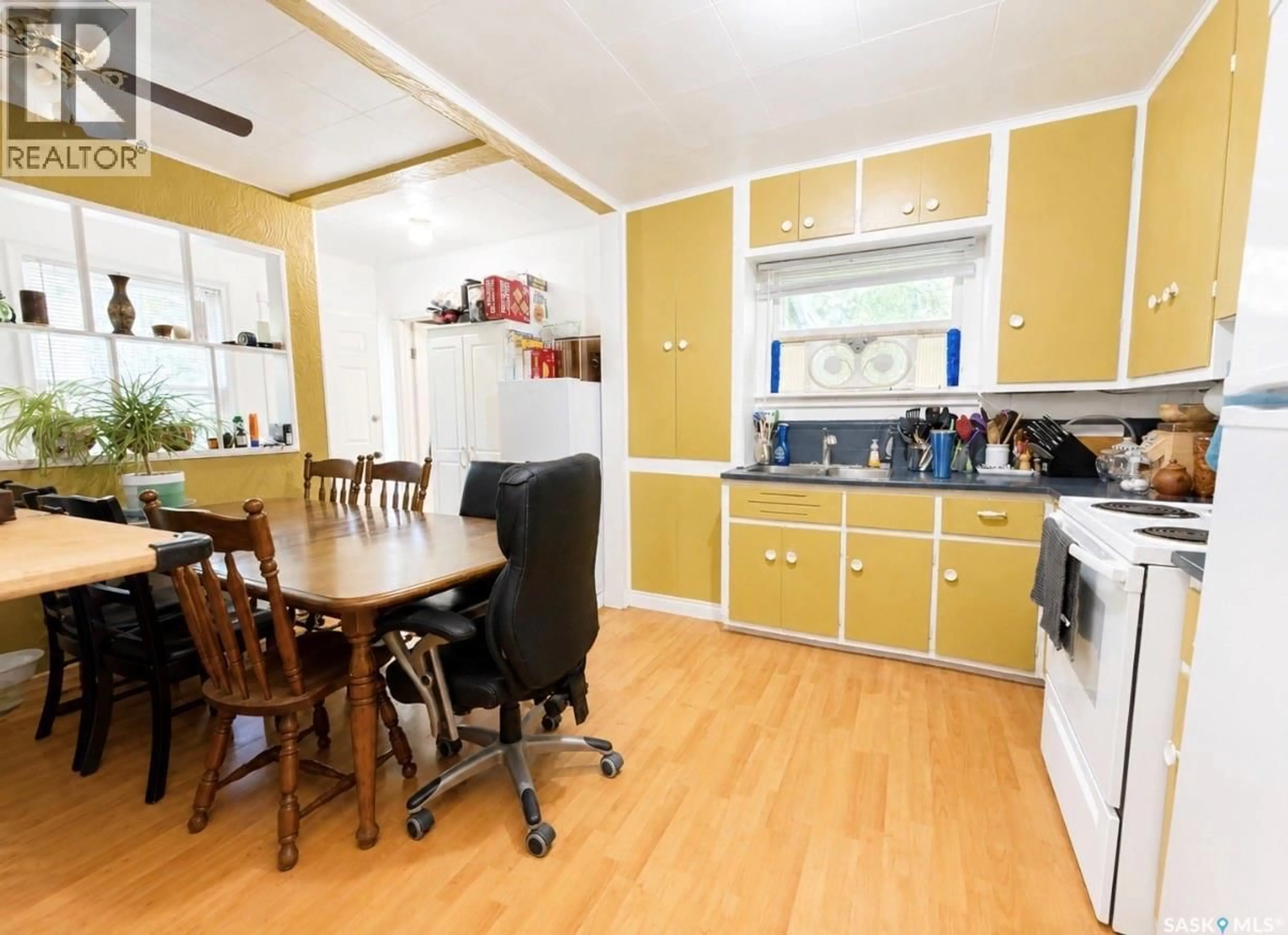 Standard kitchen, wood/laminate floor for 334 6TH AVENUE, Swift Current Saskatchewan S9H3P1