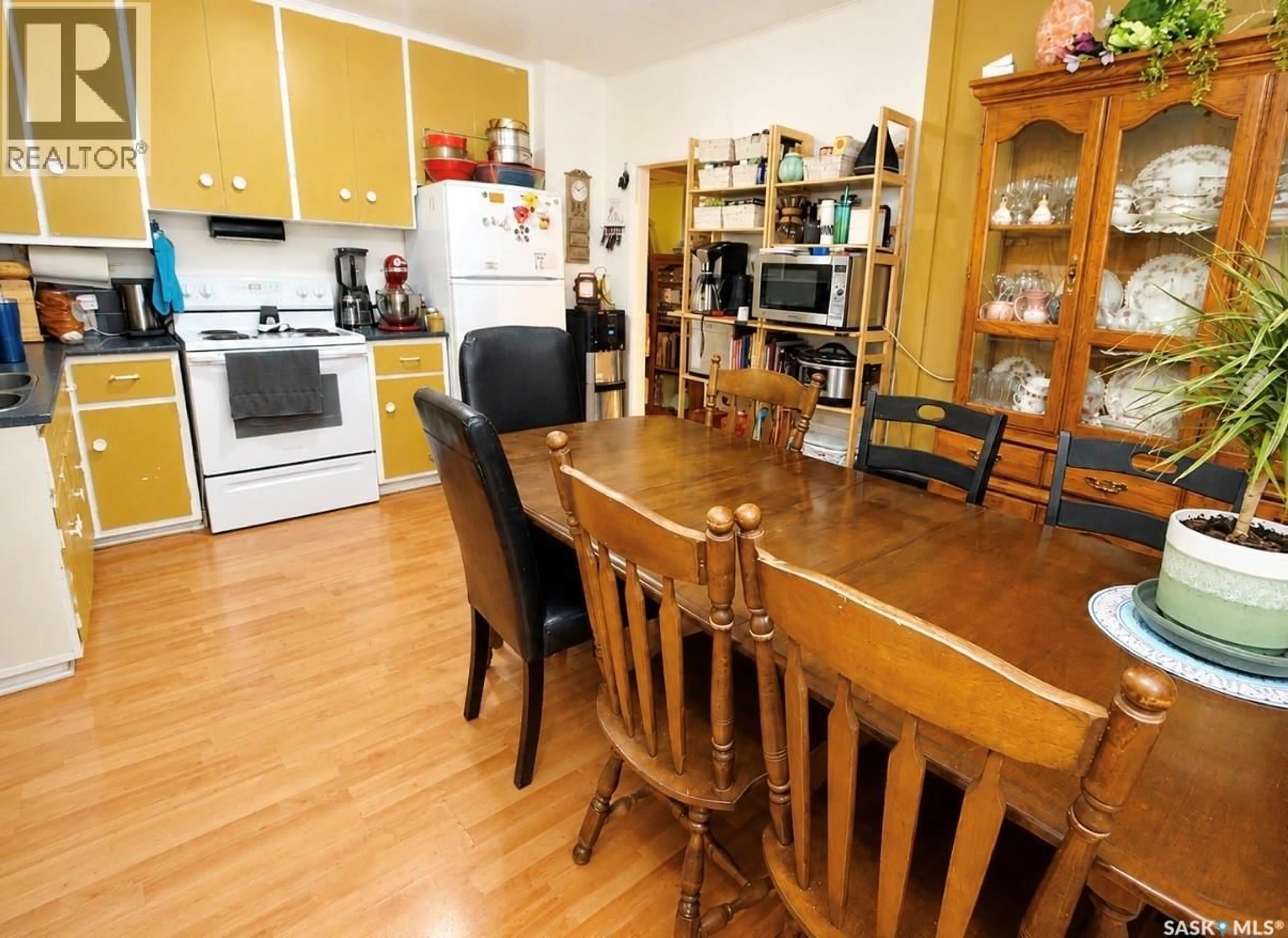 Standard kitchen, wood/laminate floor for 334 6TH AVENUE, Swift Current Saskatchewan S9H3P1