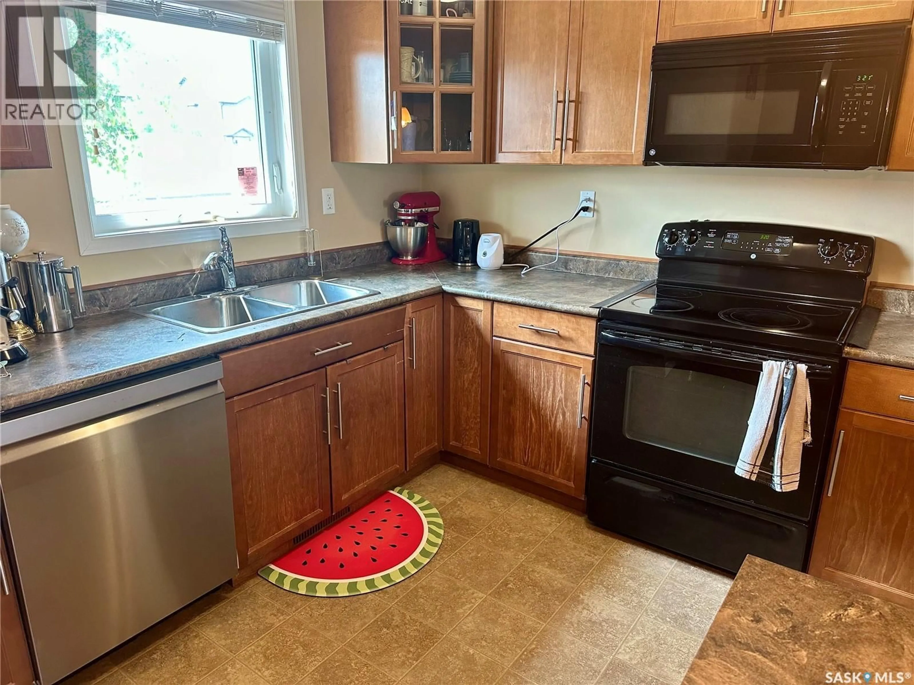 Standard kitchen, unknown for 110 - 412 SHILLINGTON CRESCENT, Saskatoon Saskatchewan S7K3J6