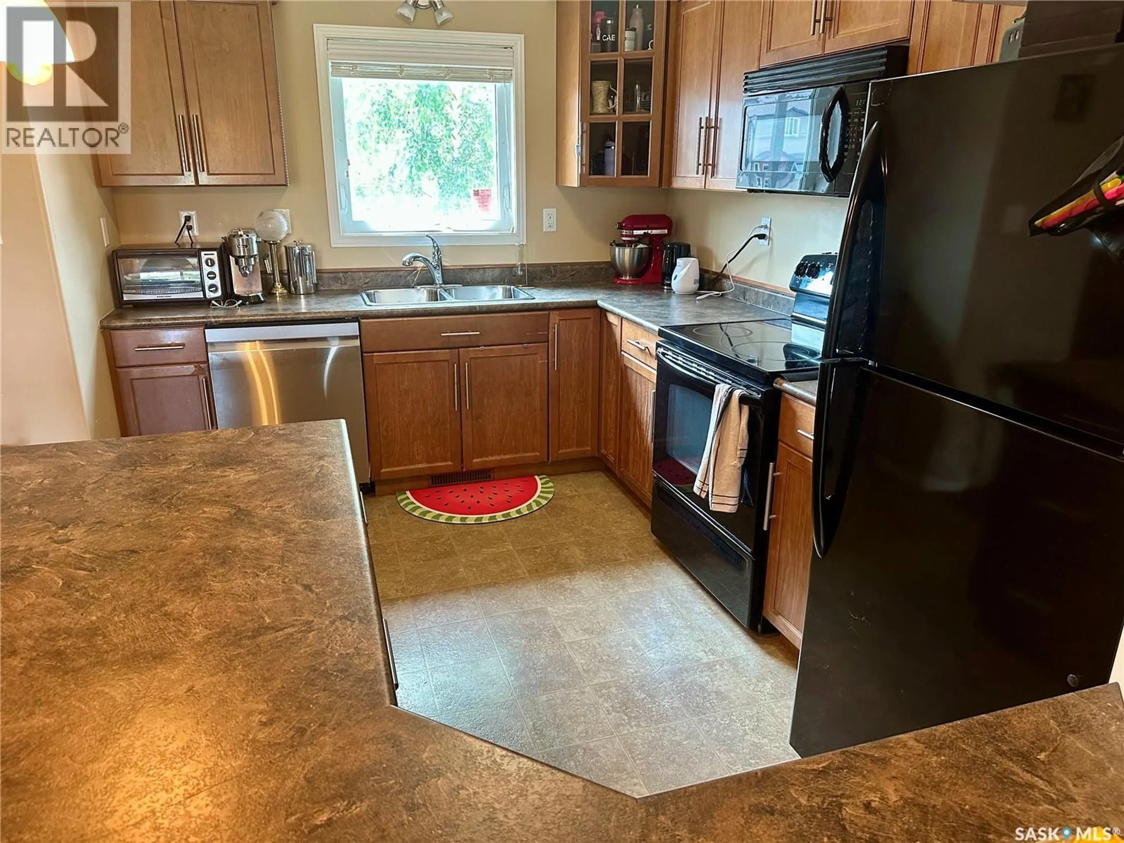 Standard kitchen, unknown for 110 - 412 SHILLINGTON CRESCENT, Saskatoon Saskatchewan S7K3J6