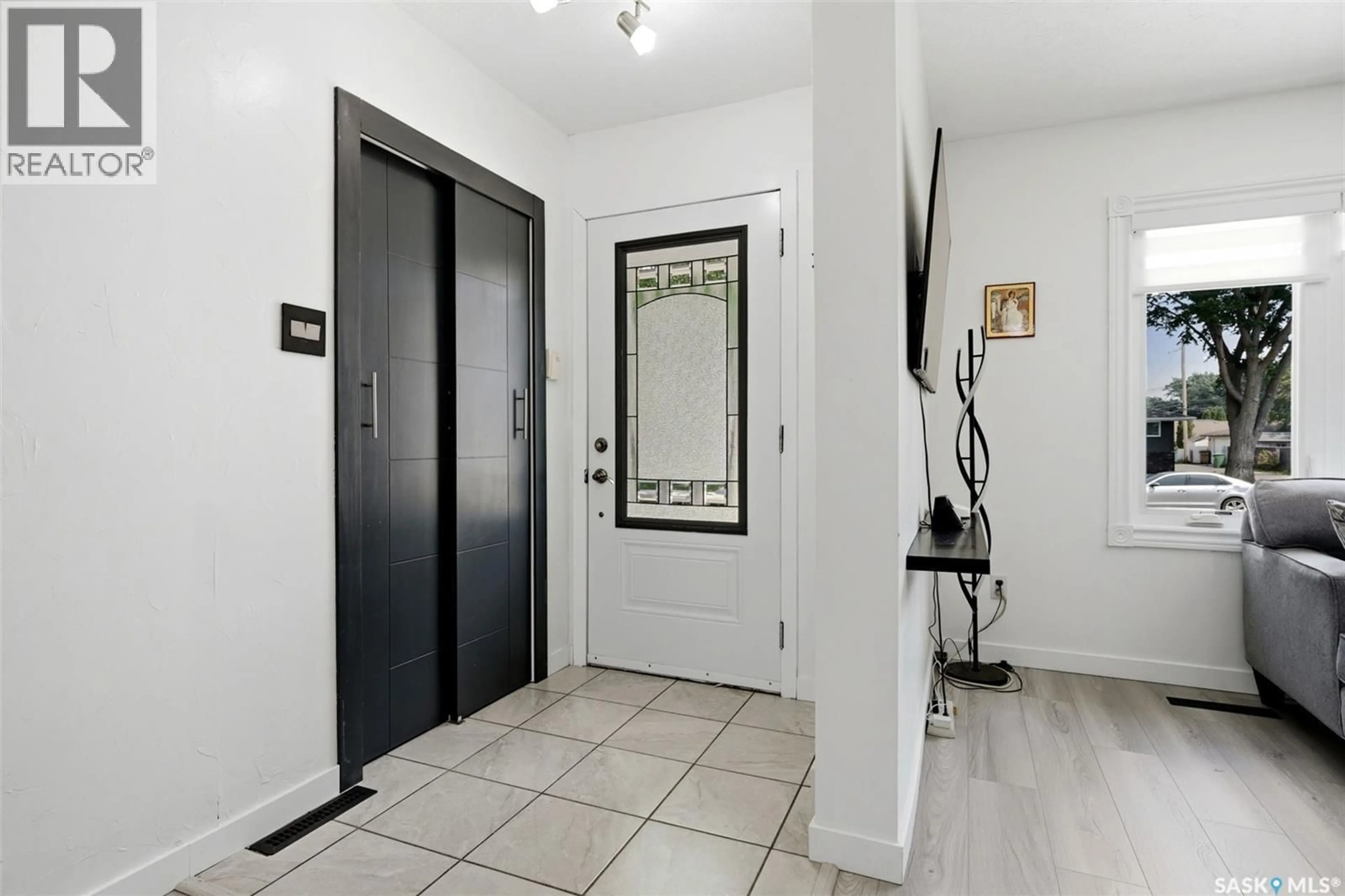 Indoor foyer for 4064 MONTAGUE STREET, Regina Saskatchewan S4S3K2