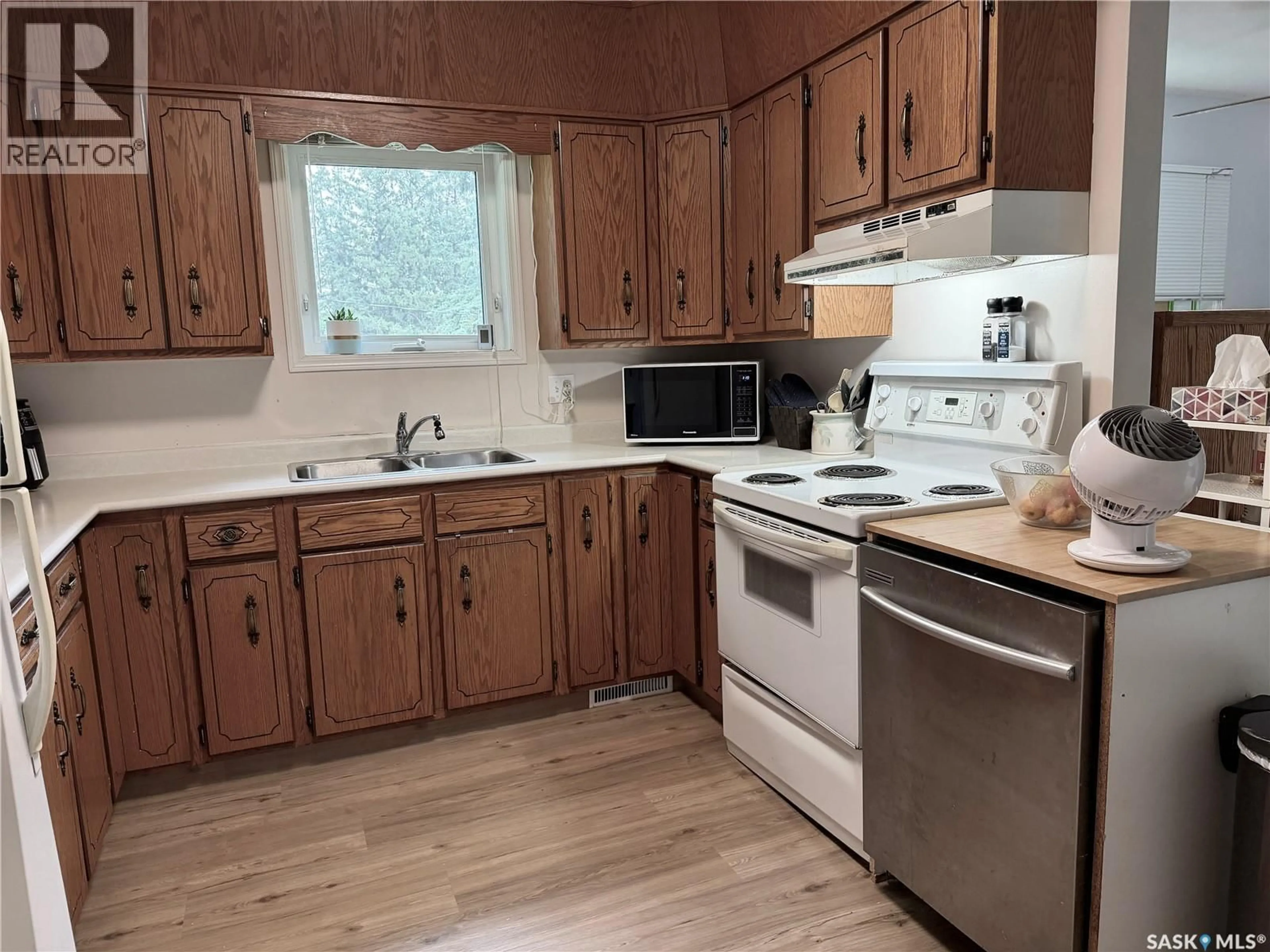 Standard kitchen, wood/laminate floor for 41 CAMPBELL PLACE, Clavet Saskatchewan S0K0Y0