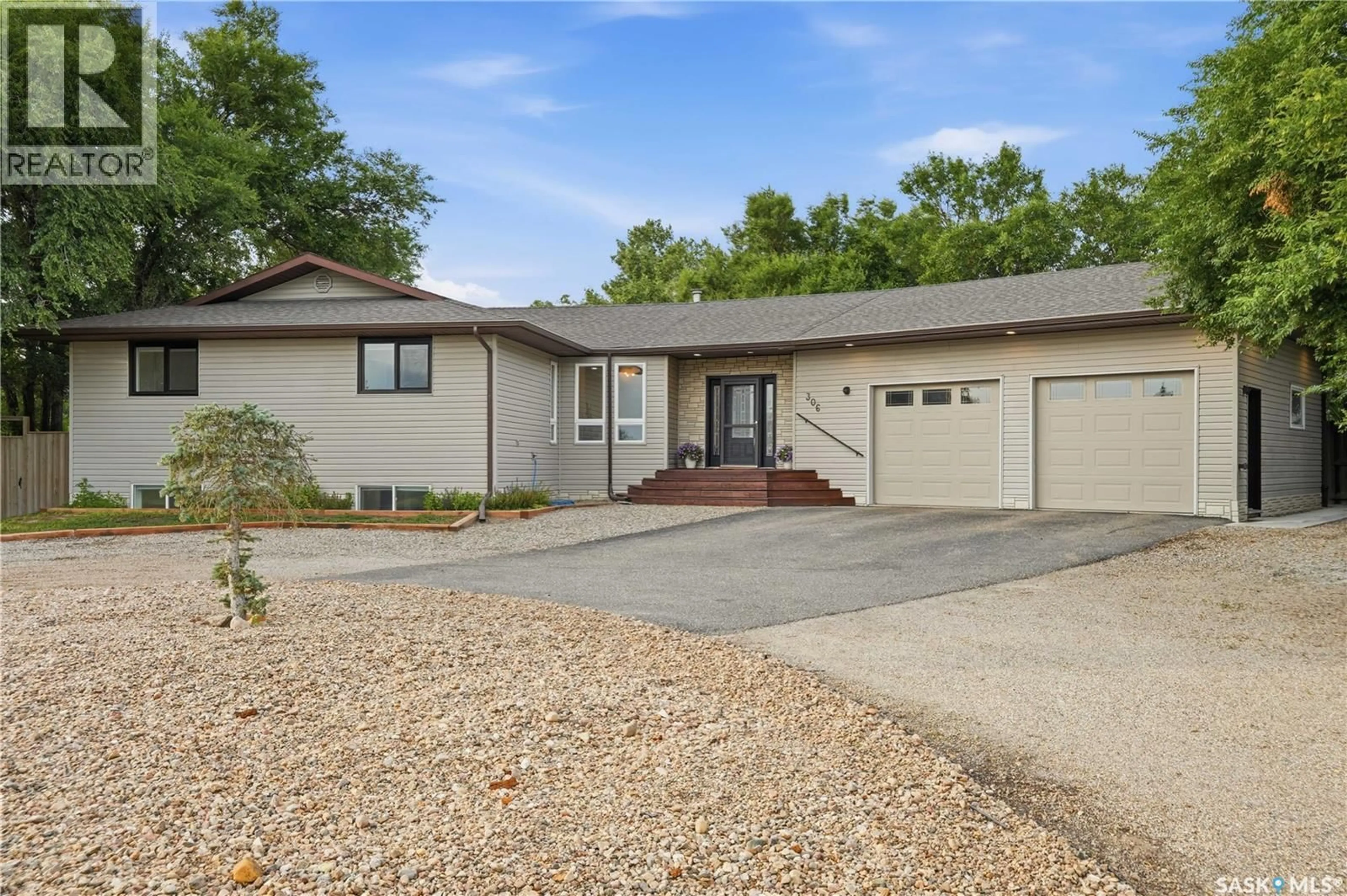 Home with vinyl exterior material, street for 306 VALLEYVIEW BOULEVARD, Caronport Saskatchewan S0H0S0