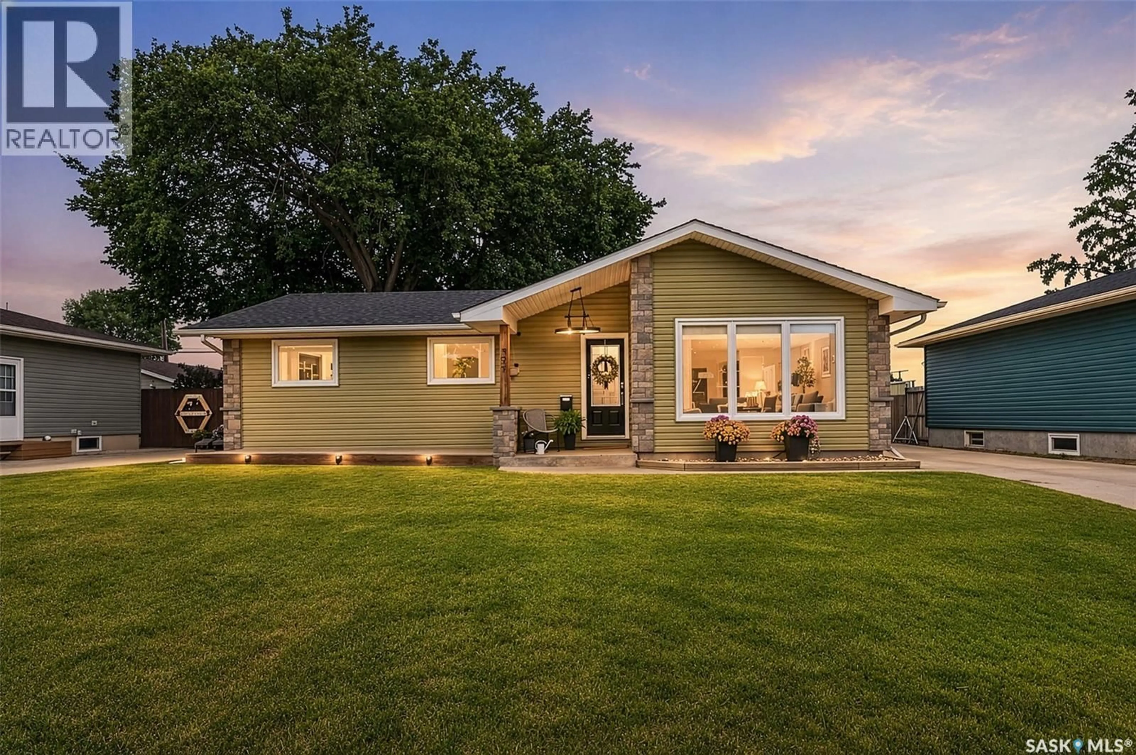 Home with vinyl exterior material, street for 922 JAMES STREET, Moose Jaw Saskatchewan S6H3H6
