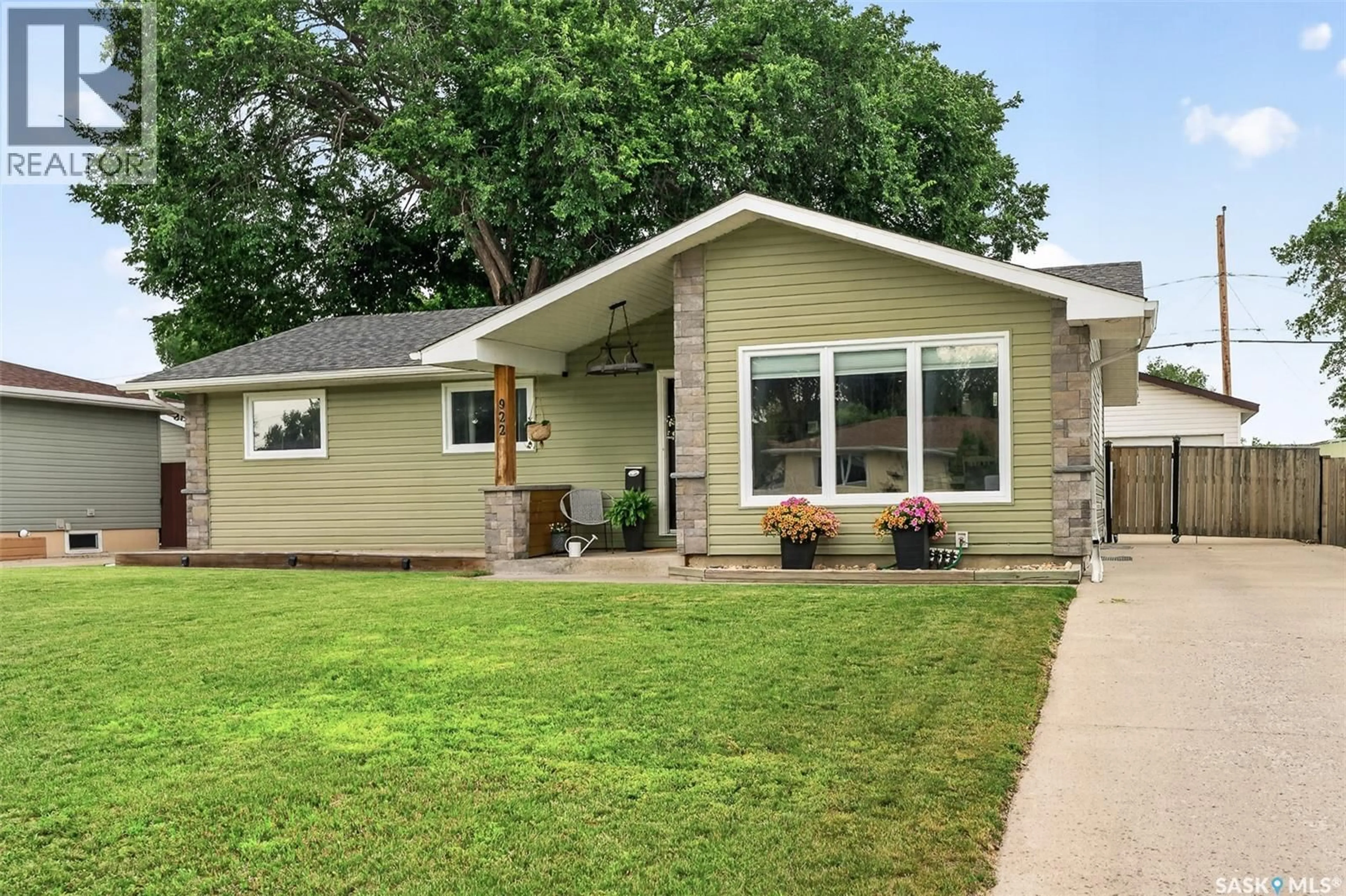 Home with vinyl exterior material, street for 922 JAMES STREET, Moose Jaw Saskatchewan S6H3H6