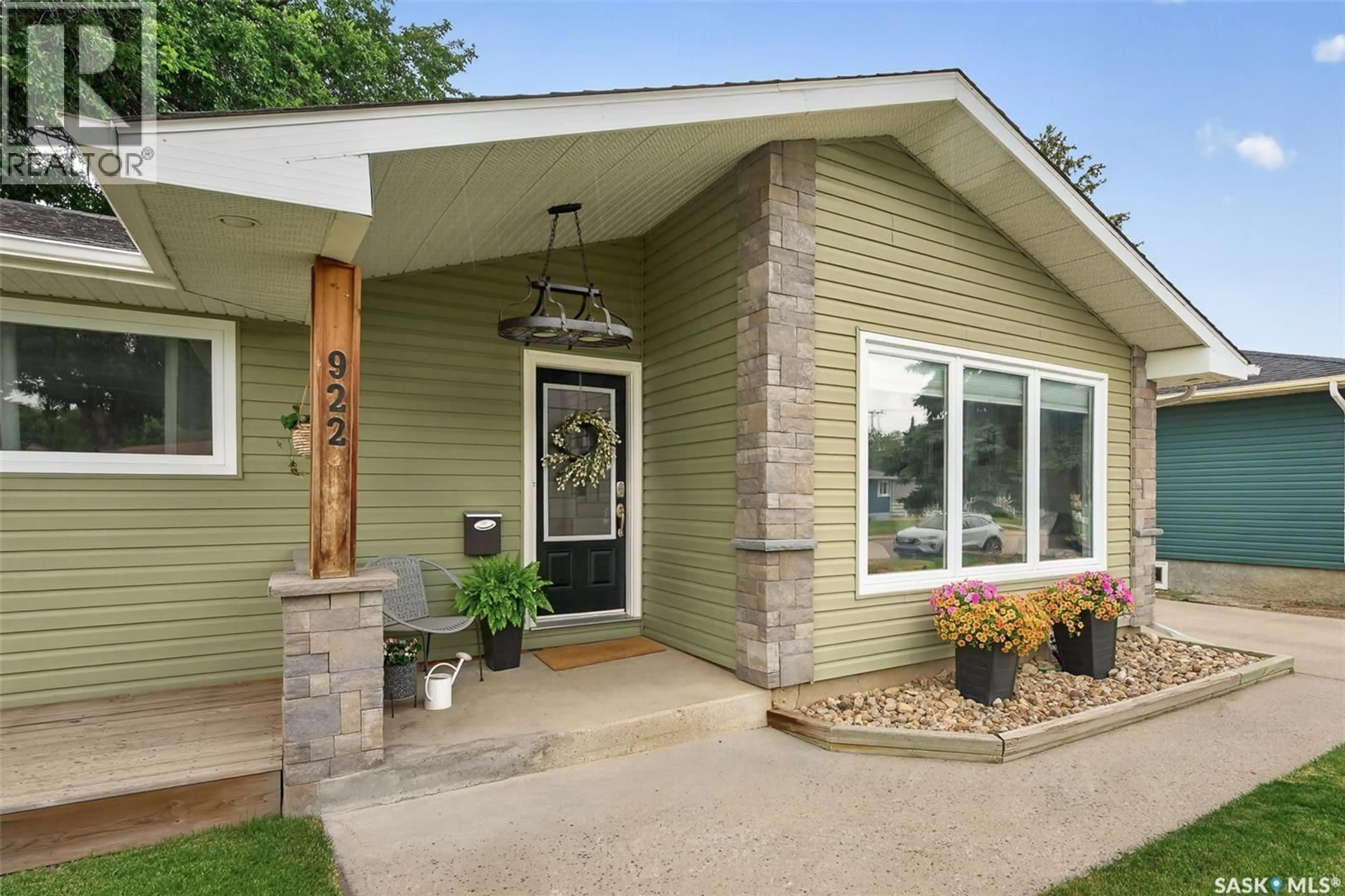 Home with vinyl exterior material, street for 922 JAMES STREET, Moose Jaw Saskatchewan S6H3H6