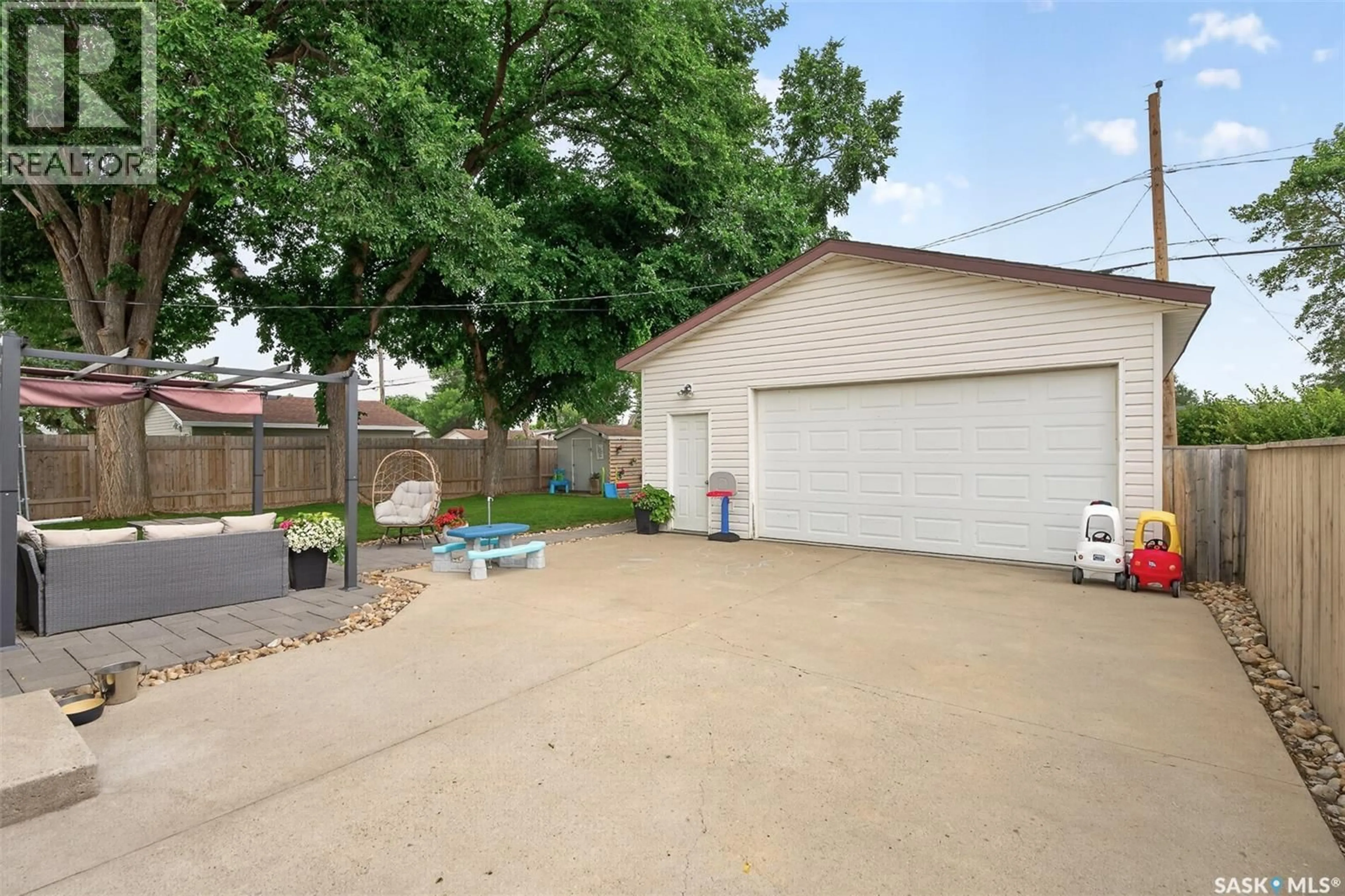 A pic from outside/outdoor area/front of a property/back of a property/a pic from drone, street for 922 JAMES STREET, Moose Jaw Saskatchewan S6H3H6