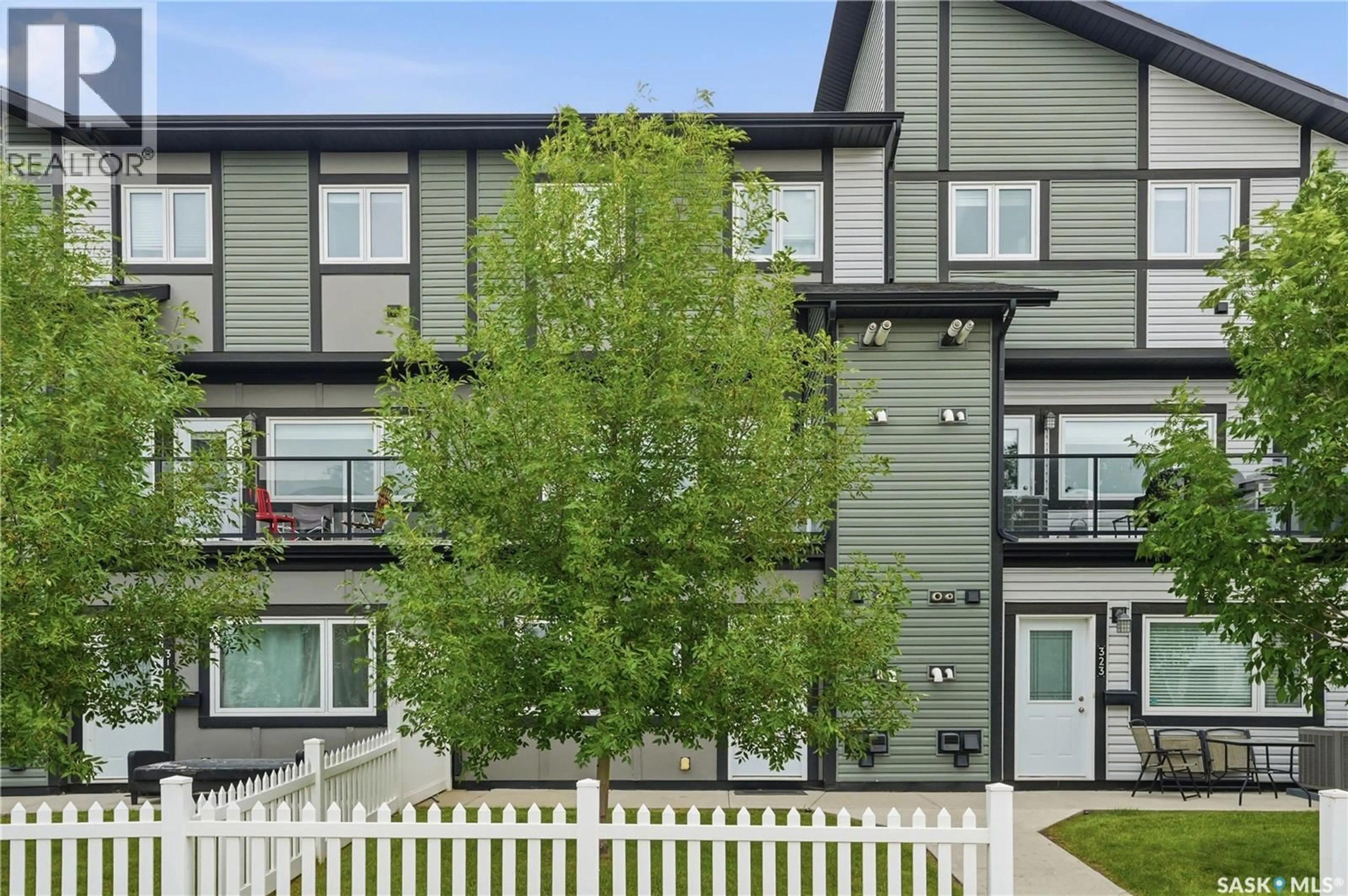 Home with vinyl exterior material, street for 321 620 CORNISH ROAD, Saskatoon Saskatchewan S7T0Y3