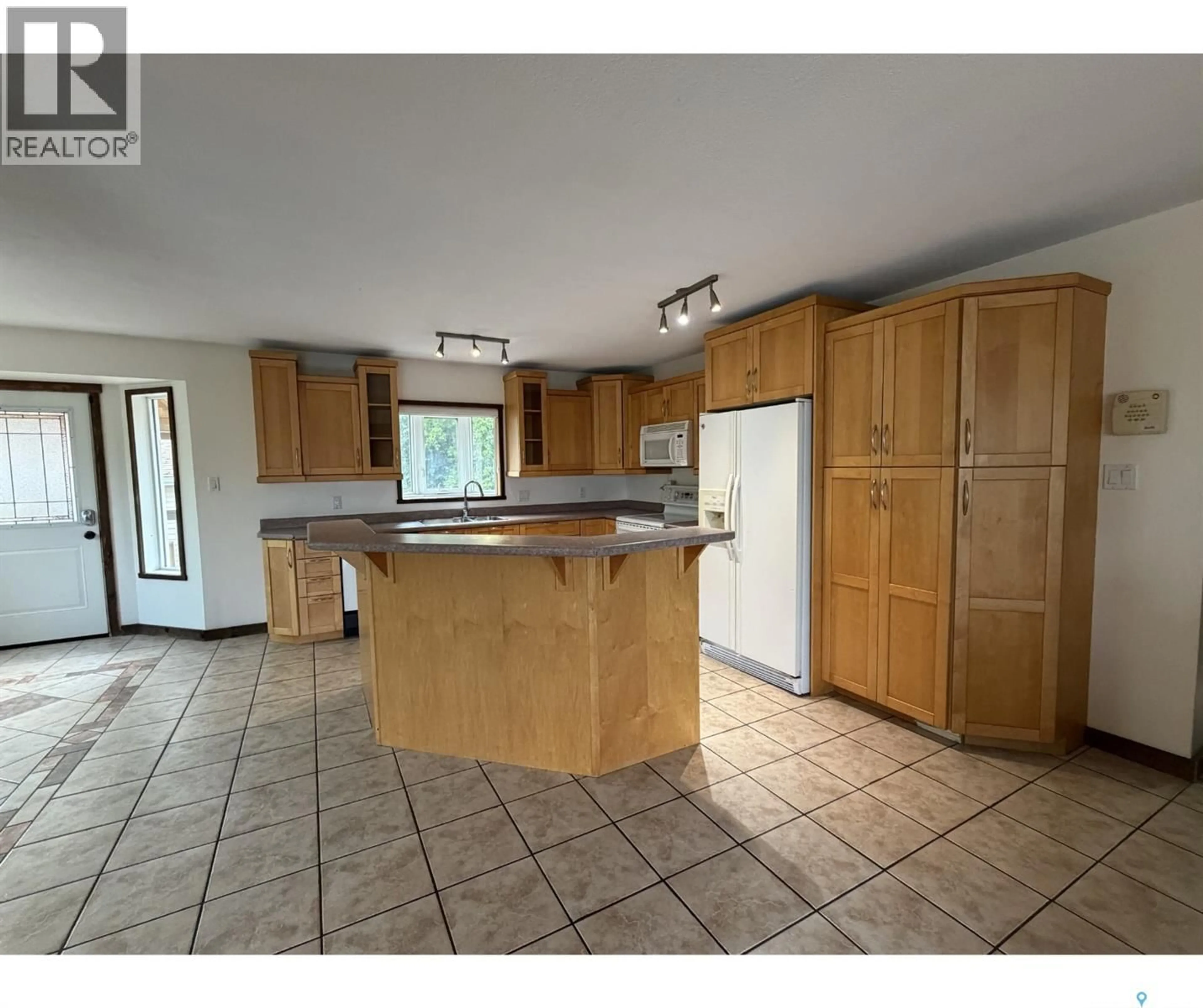 Open concept kitchen, unknown for 241 DEHAVILLAND AVENUE, Air Ronge Saskatchewan S0J3G0