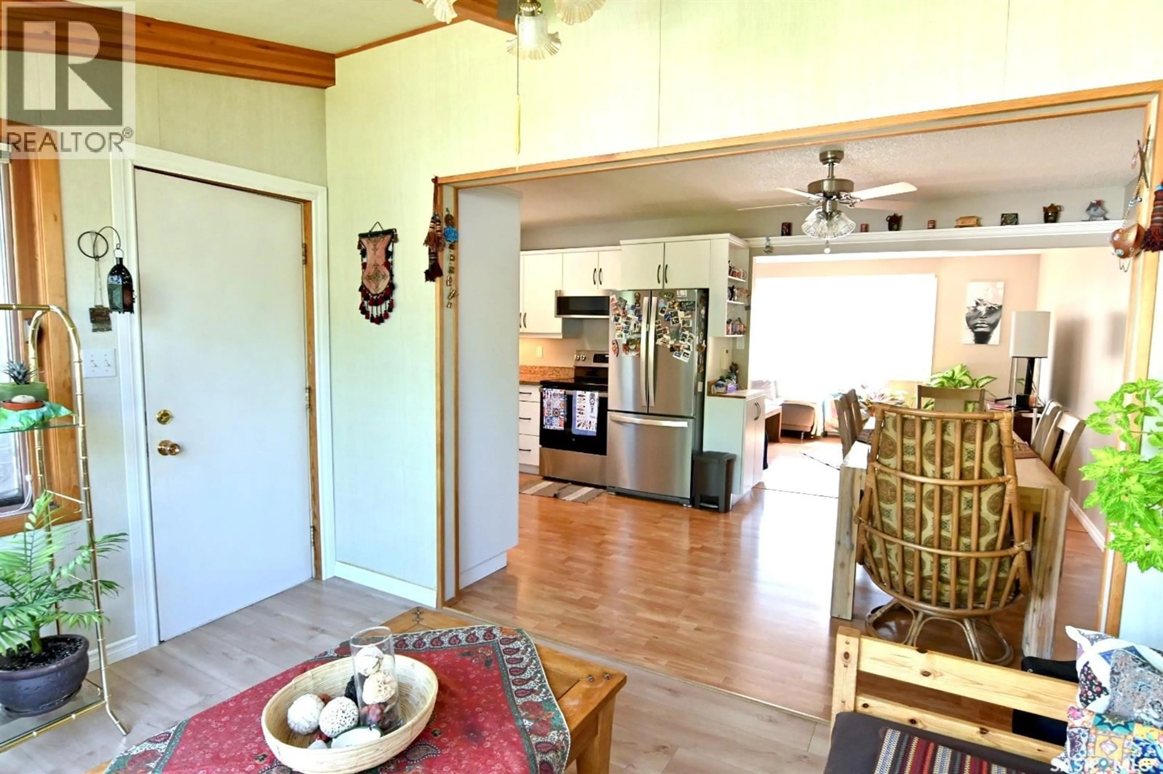 Open concept kitchen, unknown for 521 GUELPH CRESCENT, Saskatoon Saskatchewan S7H4R3
