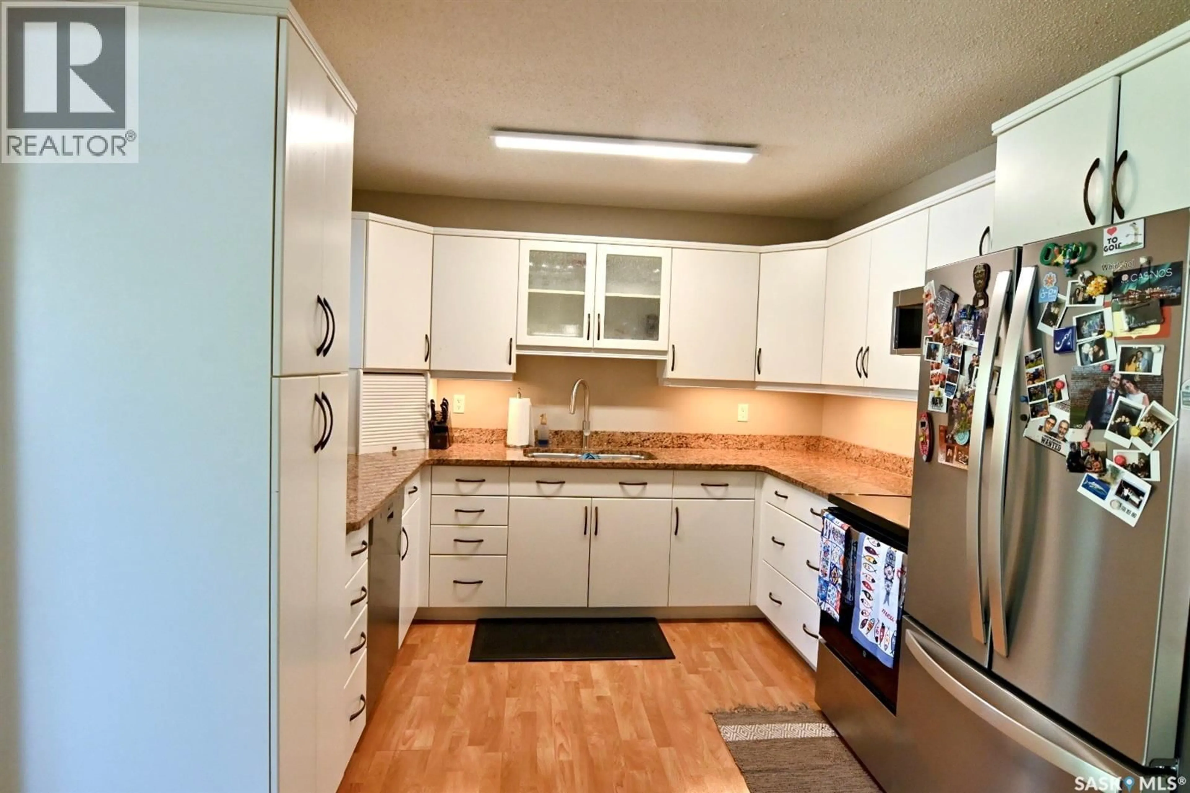 Standard kitchen, unknown for 521 GUELPH CRESCENT, Saskatoon Saskatchewan S7H4R3